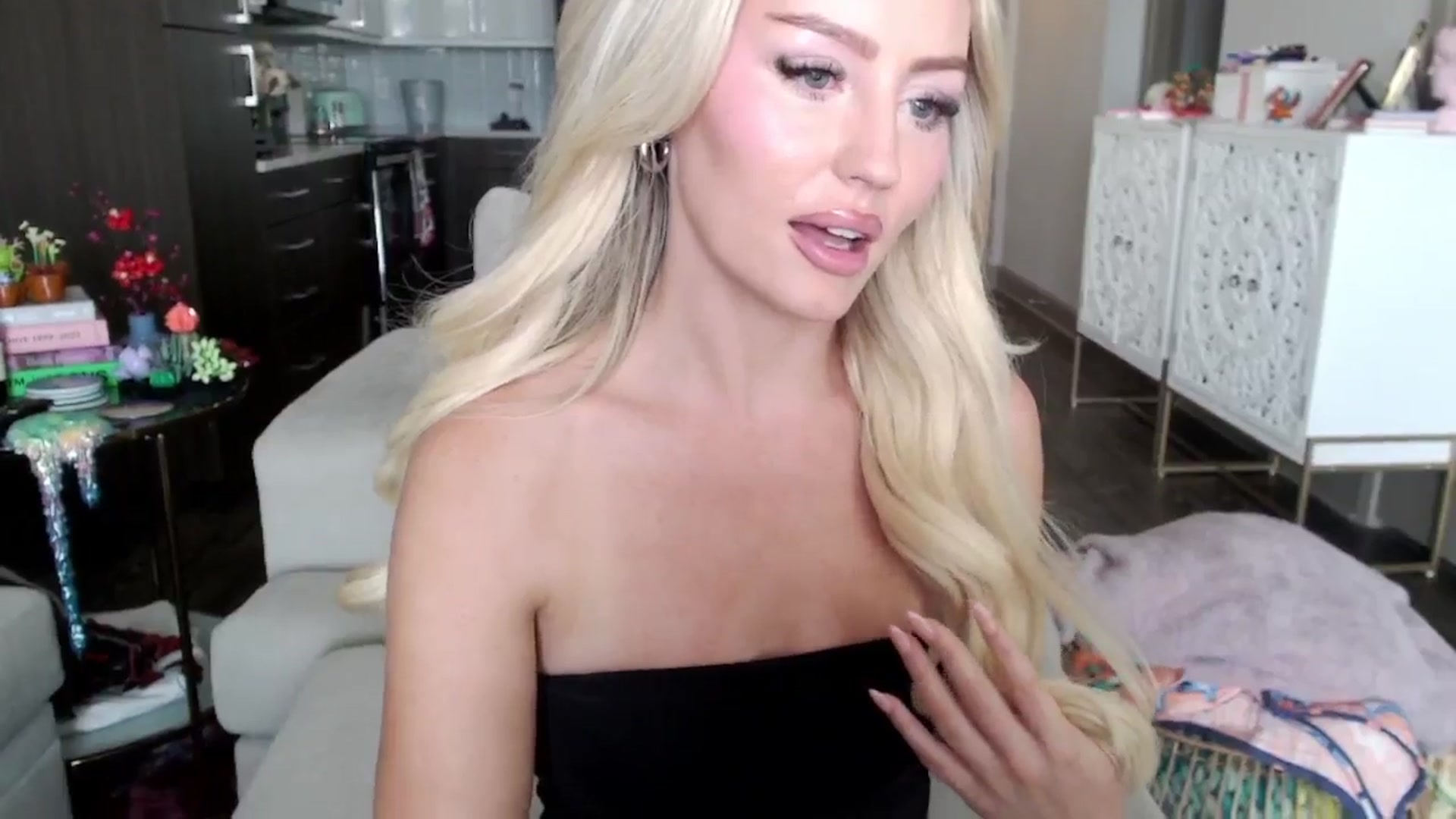 Gallery image thumbnail from Officialelsa's myfreecams stream on, 10/16/2024, 20:19 image 15 of 20