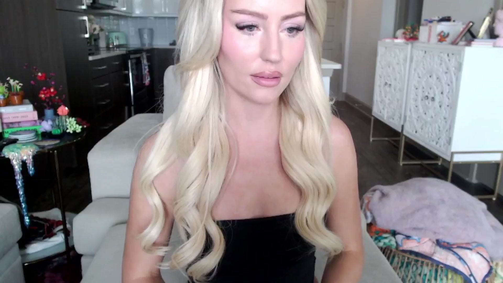 Gallery image thumbnail from Officialelsa's myfreecams stream on, 10/16/2024, 20:19 image 18 of 20