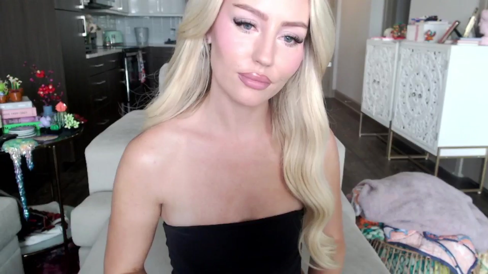 Gallery image thumbnail from Officialelsa's myfreecams stream on, 10/16/2024, 20:19 image 19 of 20