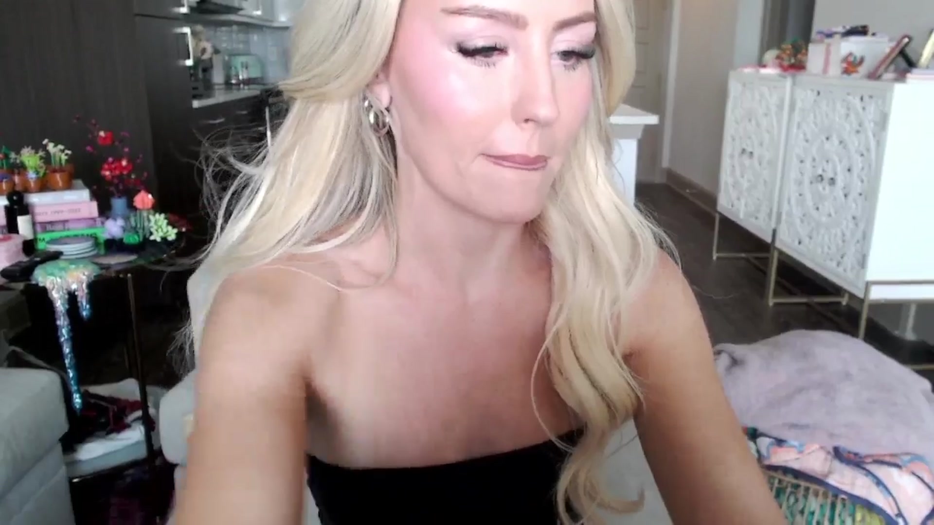 Gallery image thumbnail from Officialelsa's myfreecams stream on, 10/16/2024, 20:19 image 10 of 20