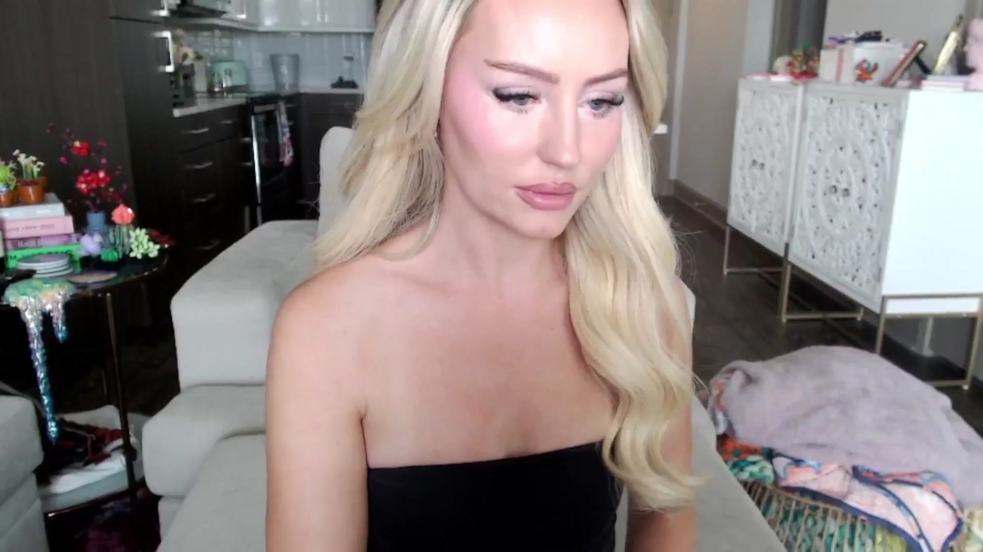 Gallery image thumbnail from Officialelsa's myfreecams stream on, 10/16/2024, 20:19 image 17 of 20