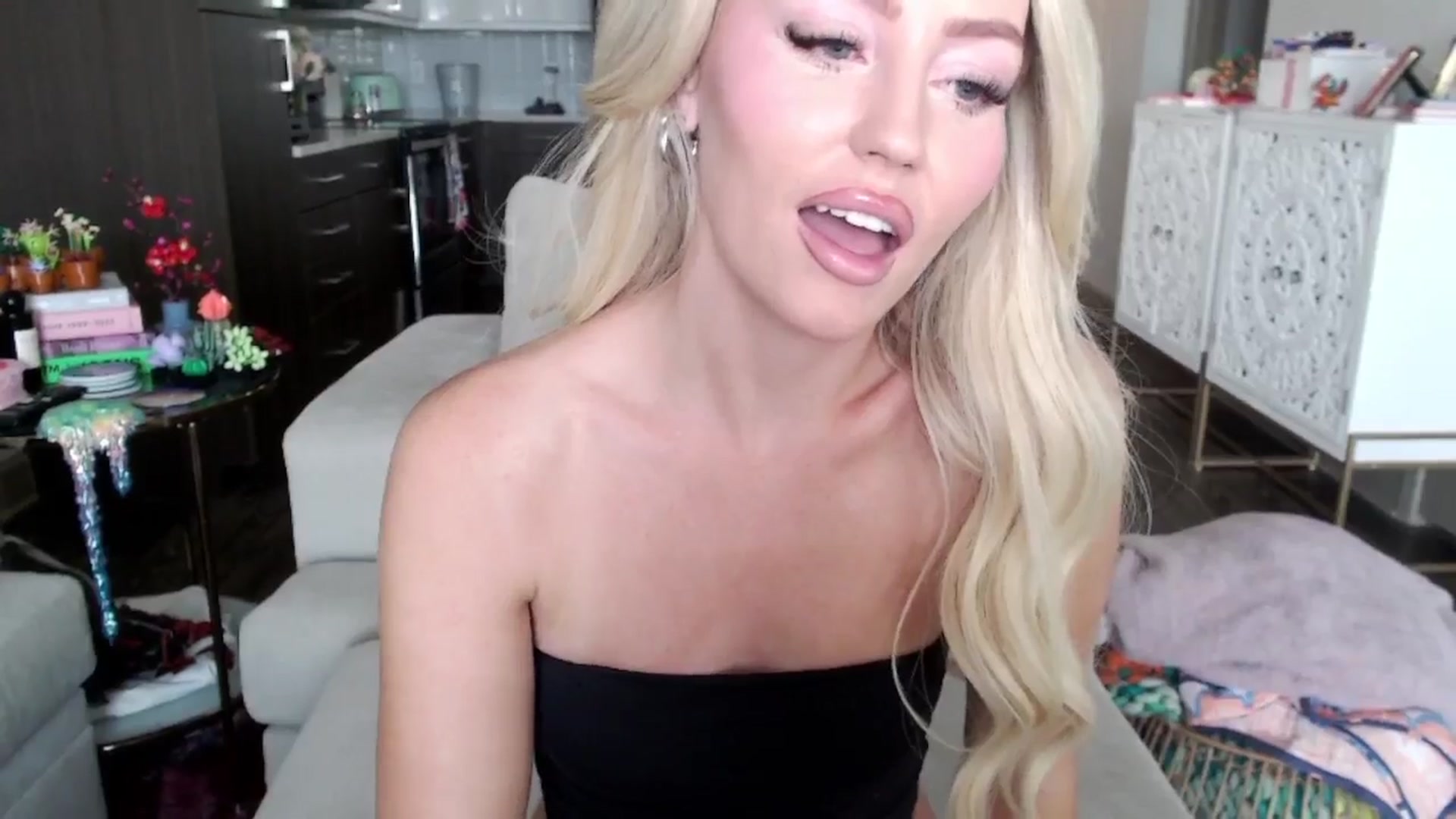 Gallery image thumbnail from Officialelsa's myfreecams stream on, 10/16/2024, 20:19 image 9 of 20