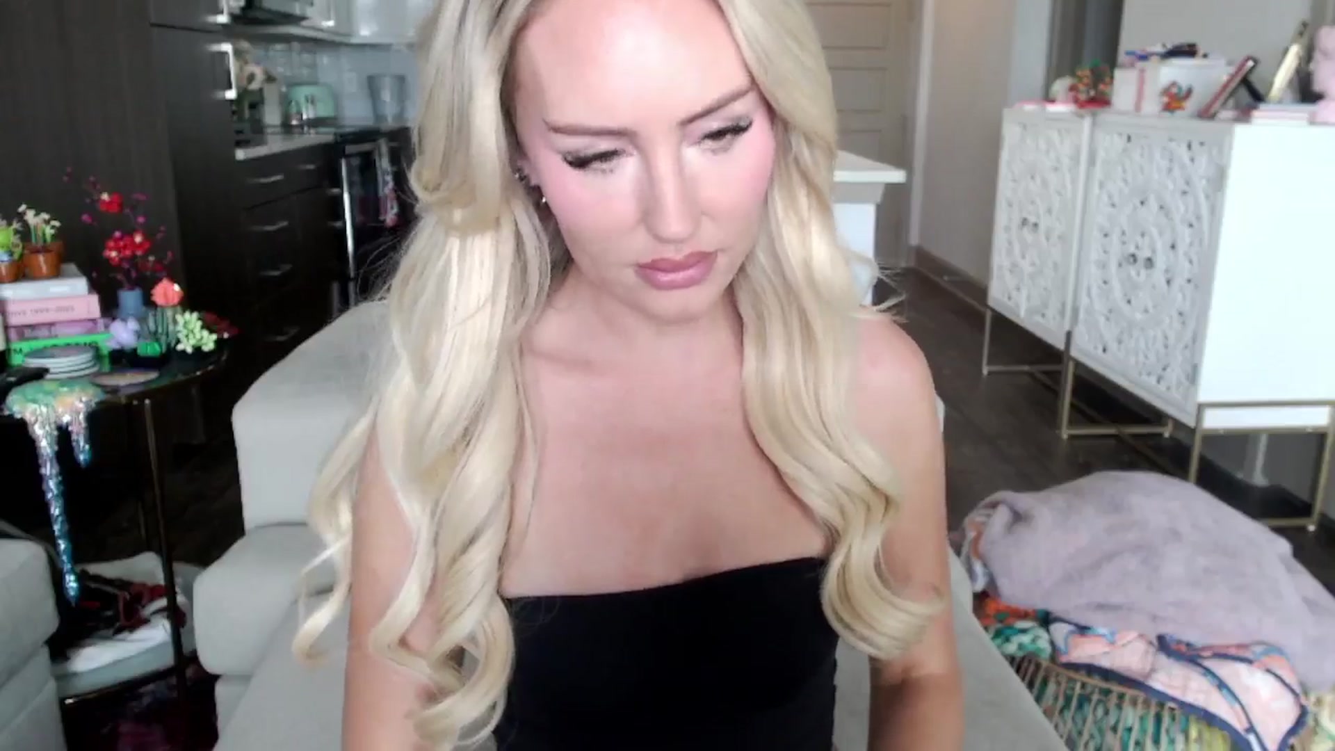 Gallery image thumbnail from Officialelsa's myfreecams stream on, 10/16/2024, 20:19 image 20 of 20