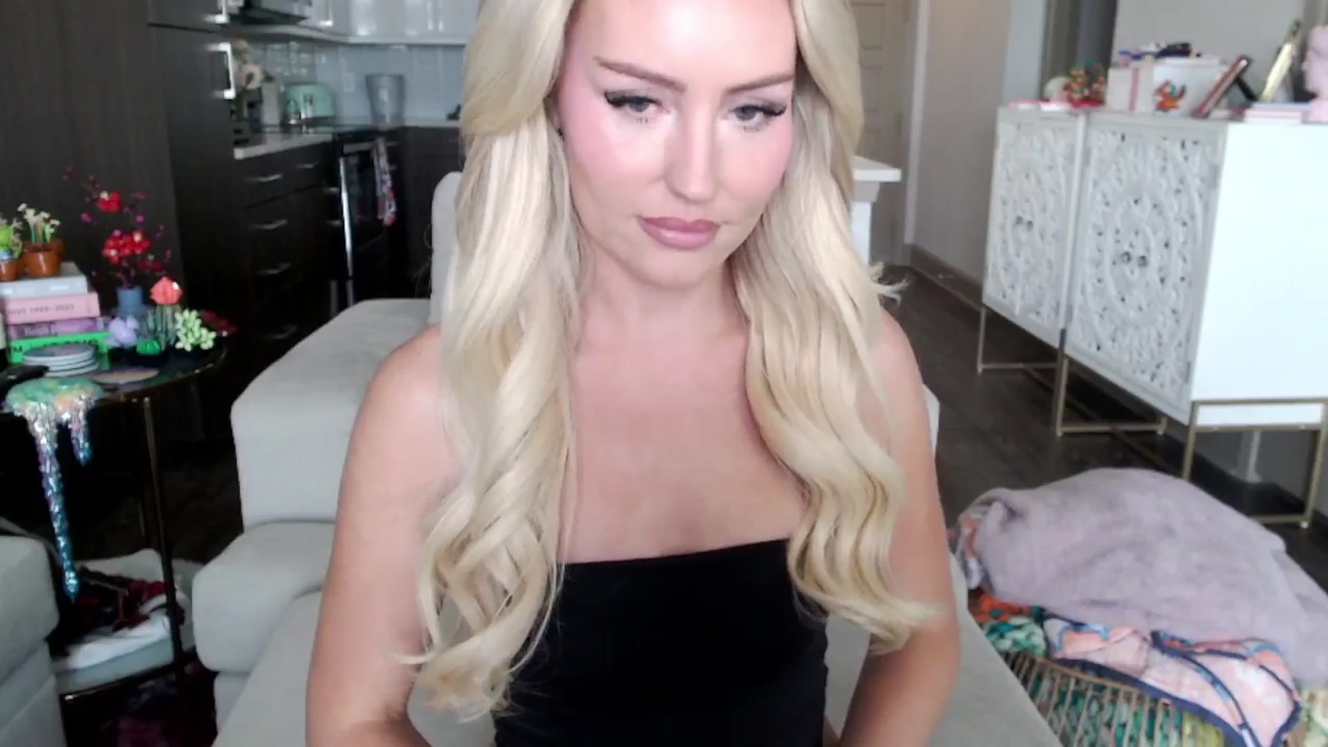Gallery image thumbnail from Officialelsa's myfreecams stream on, 10/16/2024, 20:19 image 14 of 20