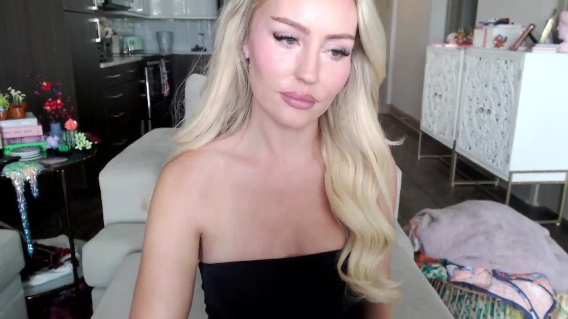 Gallery image thumbnail from Officialelsa's myfreecams stream on, 10/16/2024, 20:19 image 16 of 20