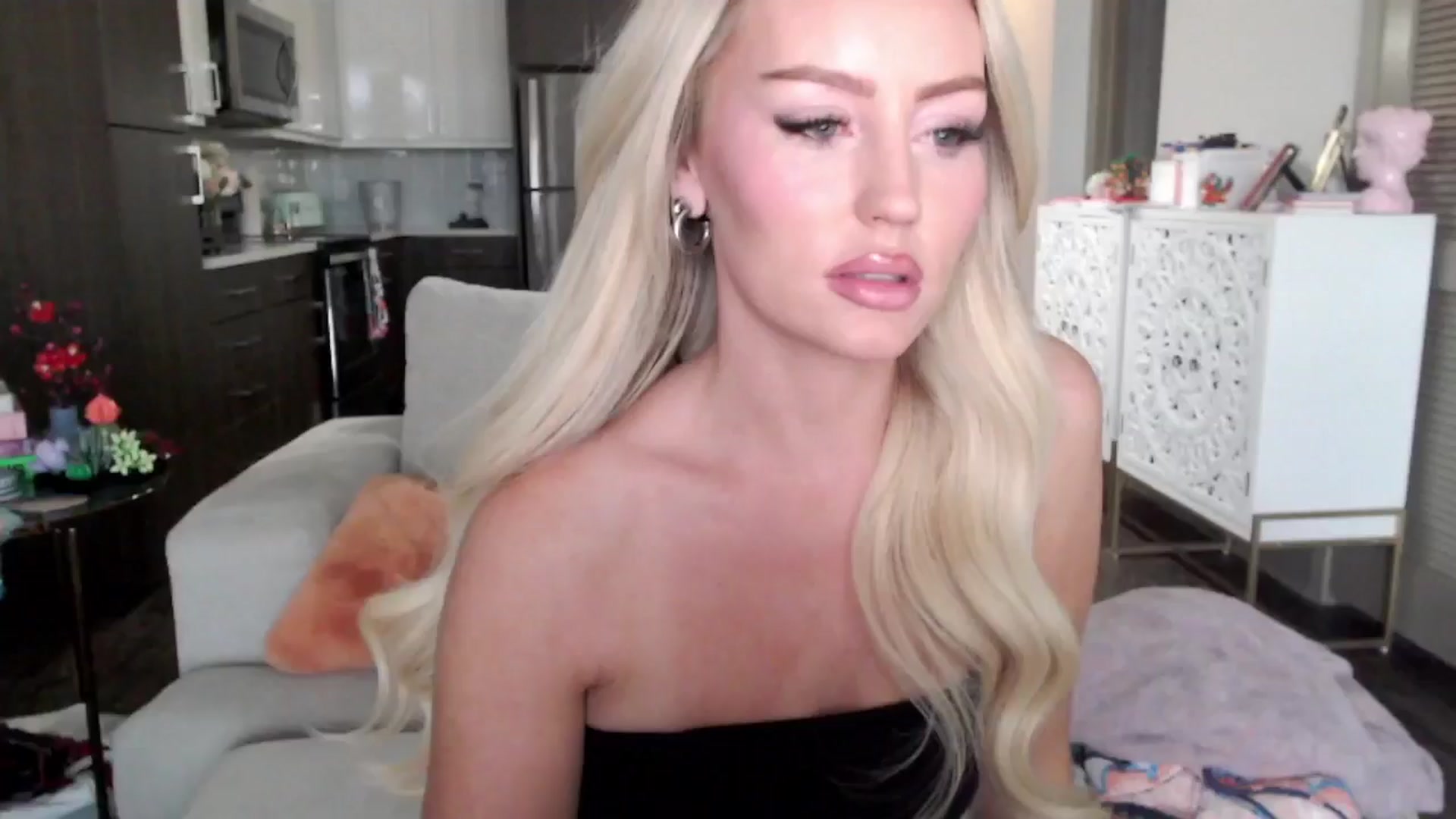 Gallery image thumbnail from Officialelsa's myfreecams stream on, 10/16/2024, 23:10 image 11 of 20