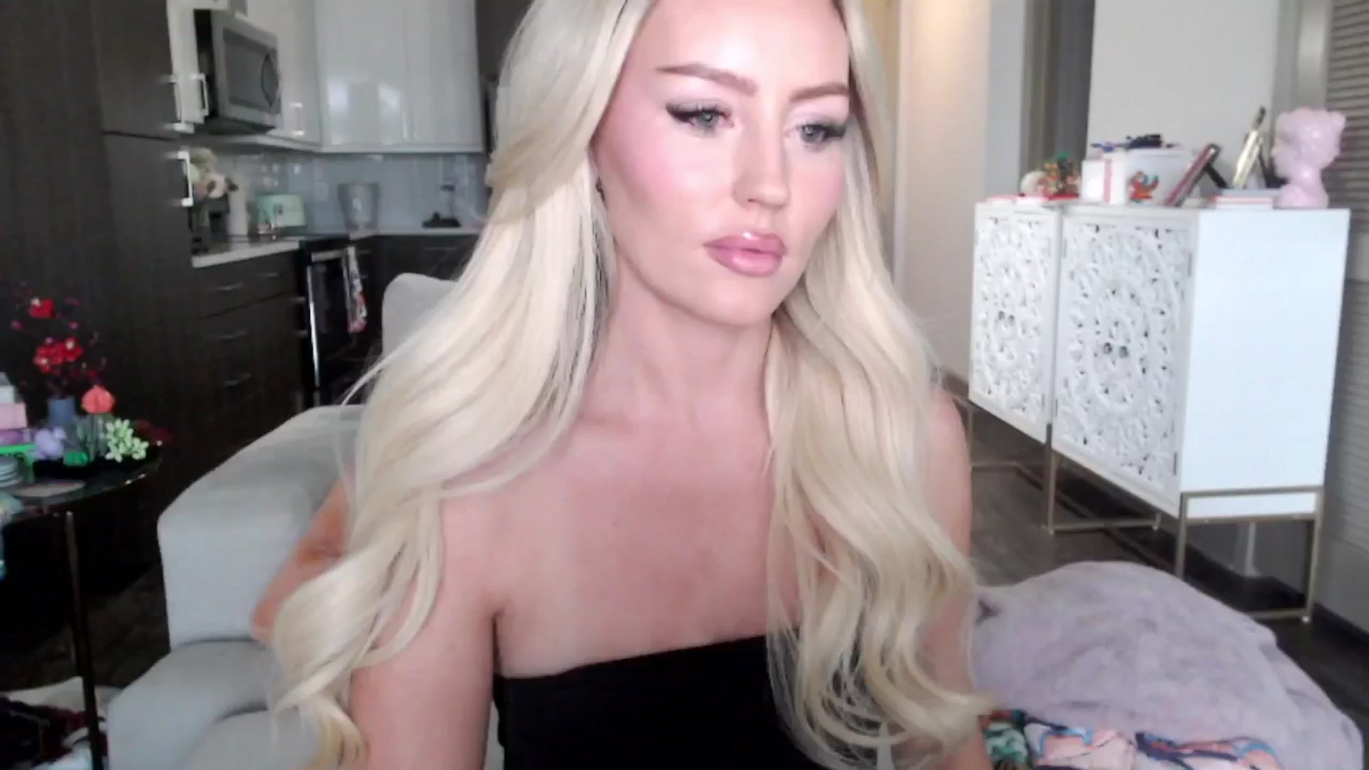 Gallery image thumbnail from Officialelsa's myfreecams stream on, 10/16/2024, 23:10 image 5 of 20