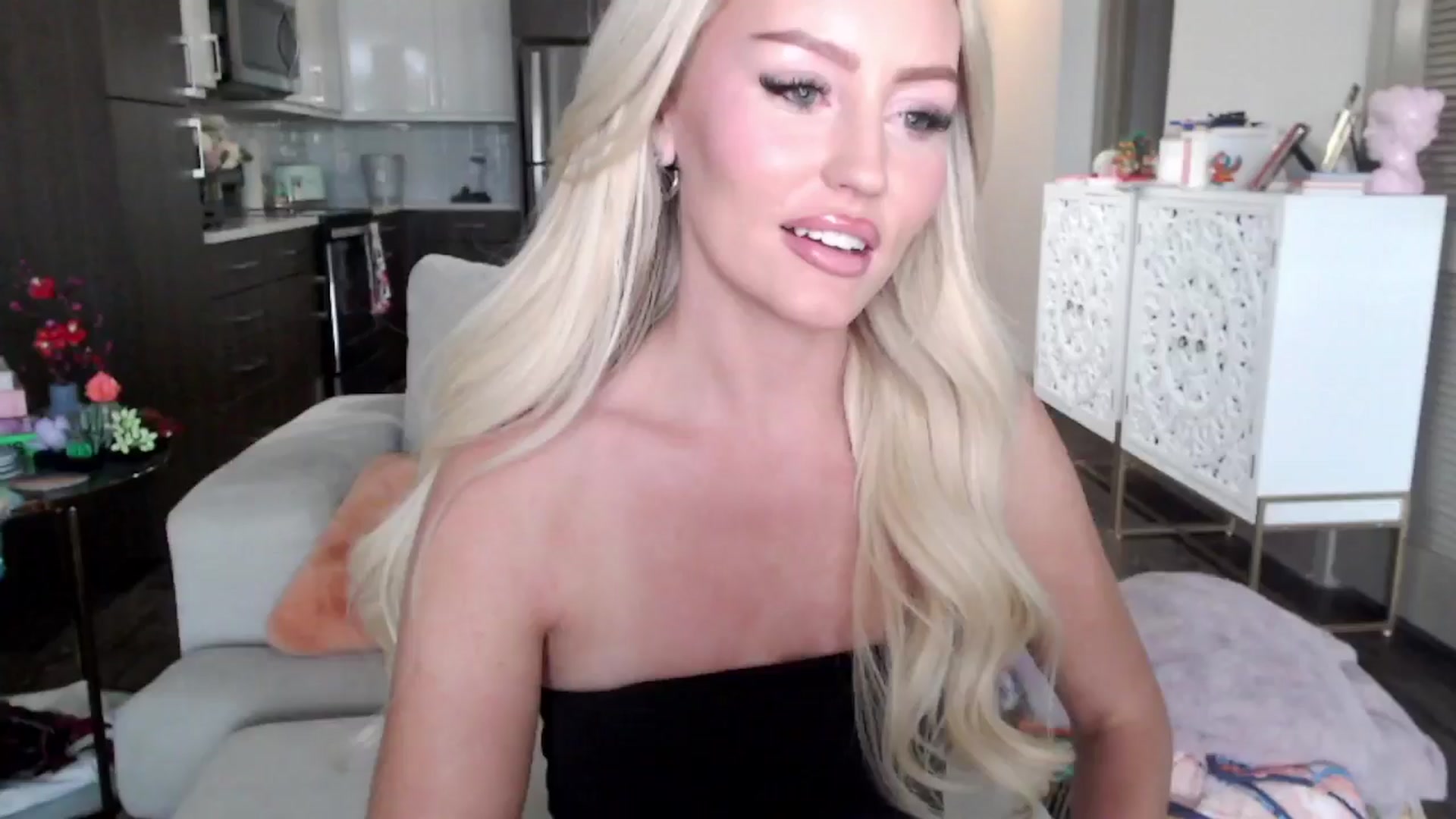 Gallery image thumbnail from Officialelsa's myfreecams stream on, 10/16/2024, 23:10 image 4 of 20
