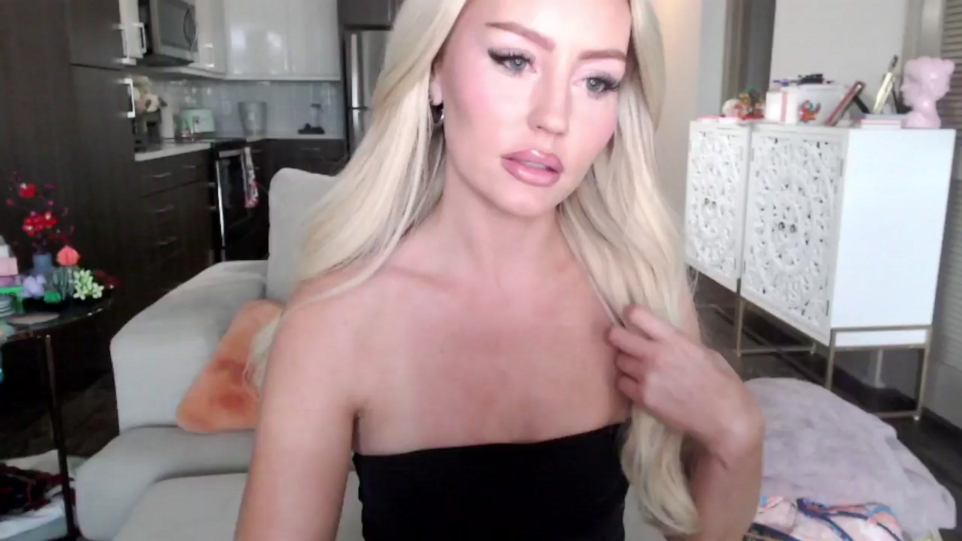 Gallery image thumbnail from Officialelsa's myfreecams stream on, 10/16/2024, 23:10 image 2 of 20