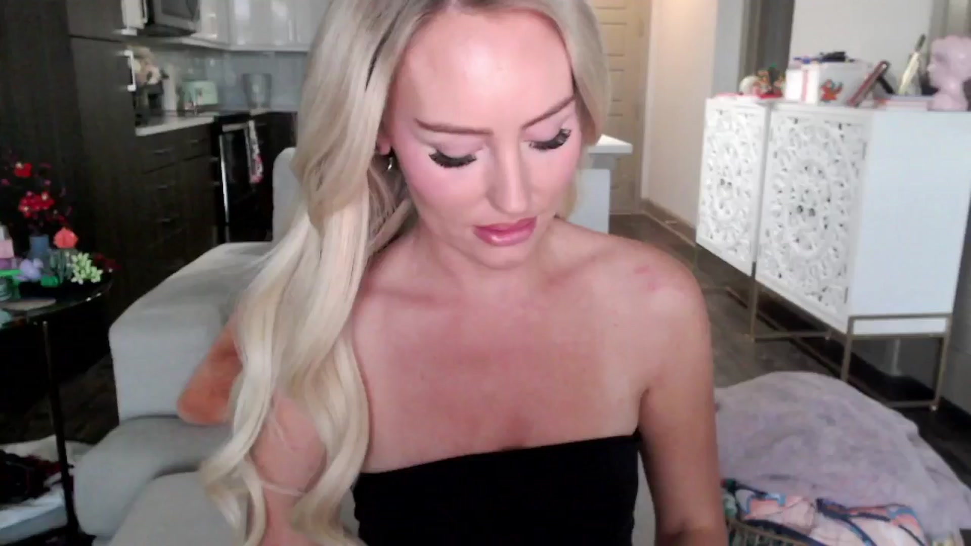 Gallery image thumbnail from Officialelsa's myfreecams stream on, 10/16/2024, 23:10 image 16 of 20