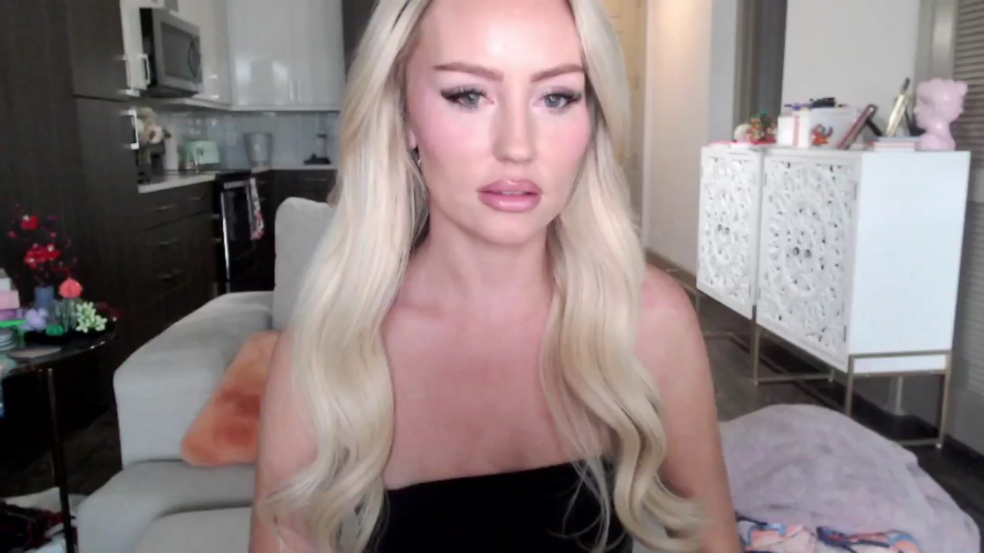 Gallery image thumbnail from Officialelsa's myfreecams stream on, 10/16/2024, 23:10 image 8 of 20