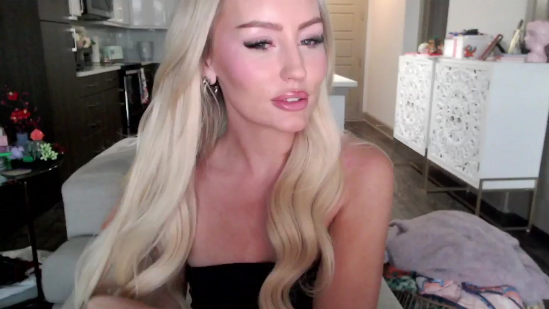 Gallery image thumbnail from Officialelsa's myfreecams stream on, 10/16/2024, 23:10 image 18 of 20