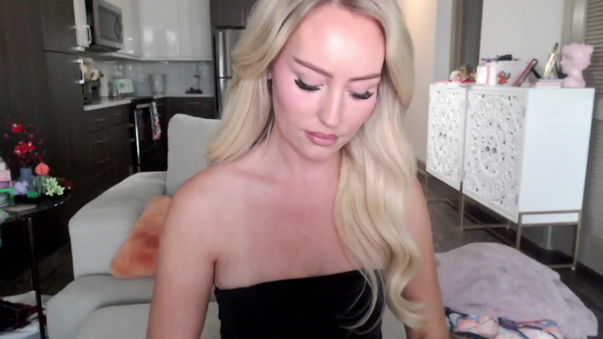 Gallery image thumbnail from Officialelsa's myfreecams stream on, 10/16/2024, 23:10 image 10 of 20