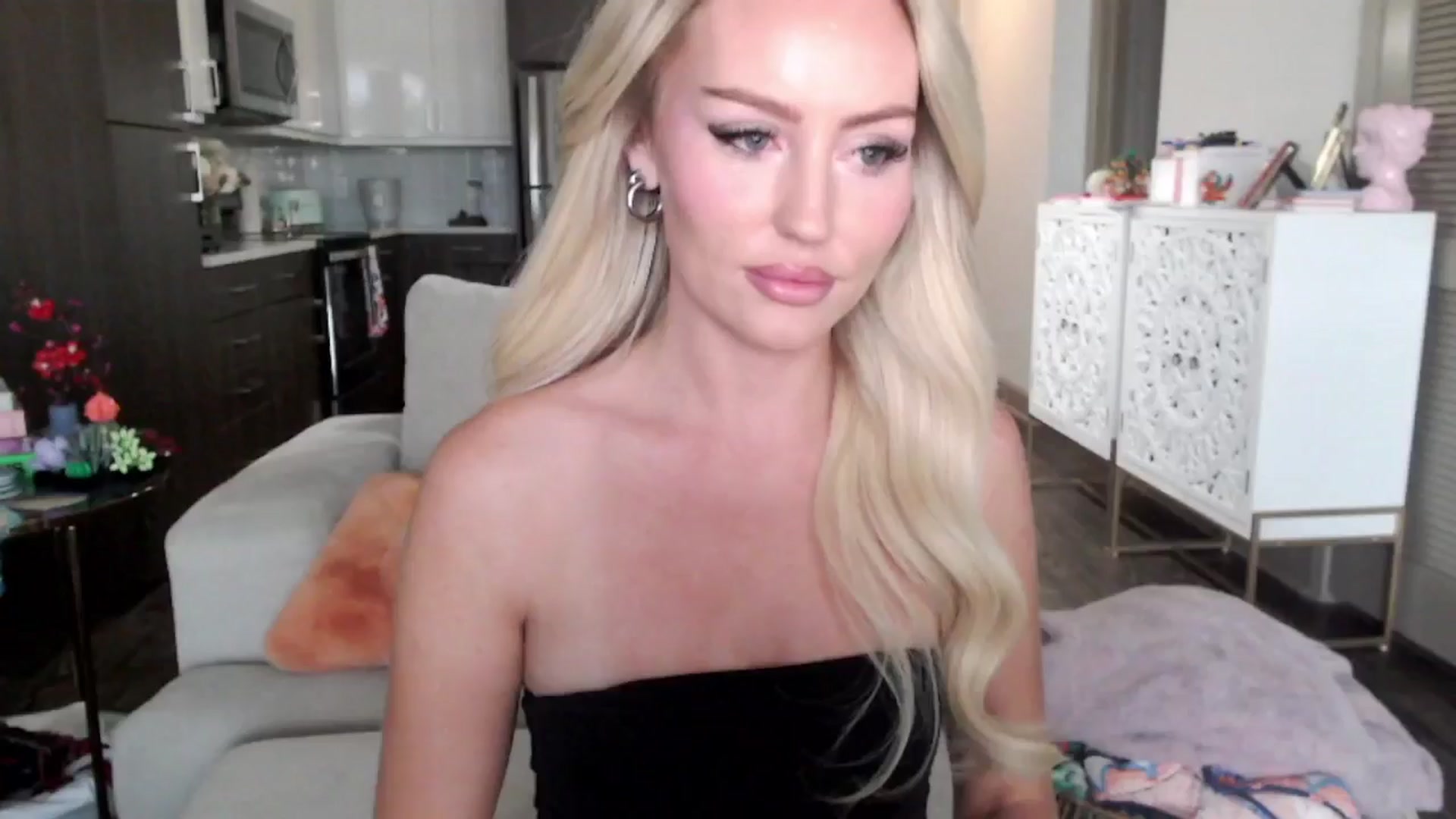 Gallery image thumbnail from Officialelsa's myfreecams stream on, 10/16/2024, 23:10 image 9 of 20