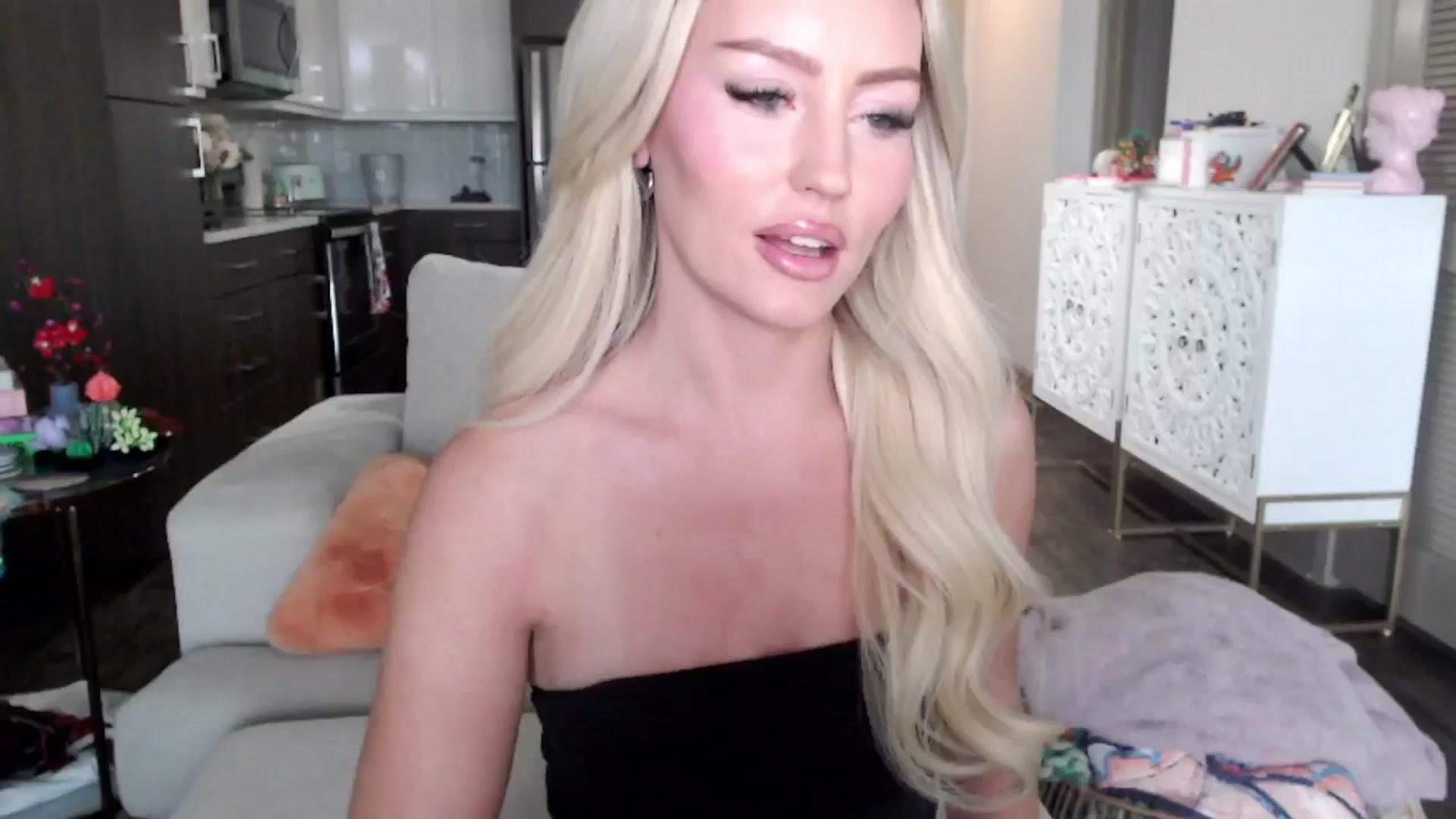 Gallery image thumbnail from Officialelsa's myfreecams stream on, 10/16/2024, 23:10 image 3 of 20
