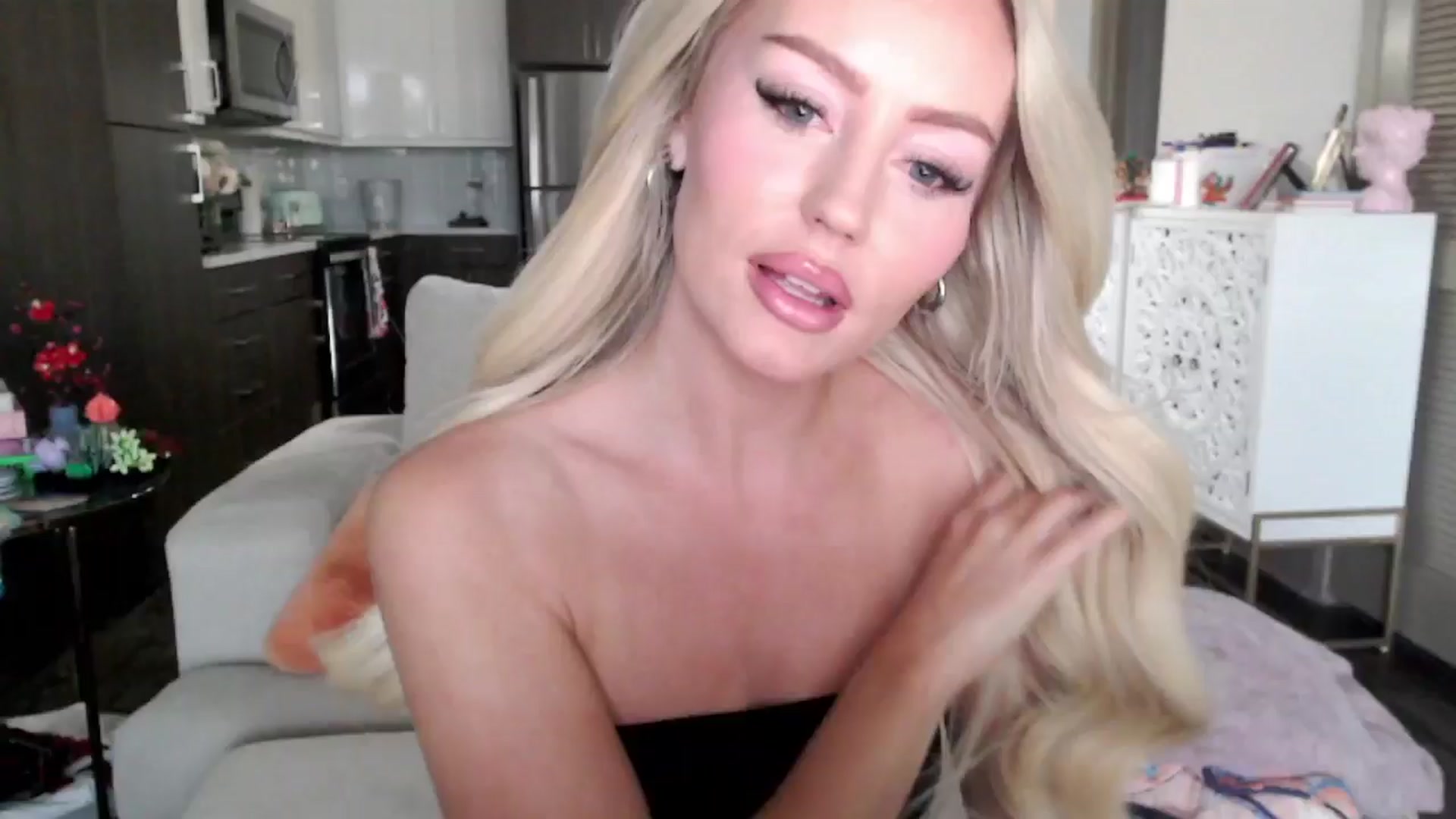 Gallery image thumbnail from Officialelsa's myfreecams stream on, 10/16/2024, 23:10 image 13 of 20