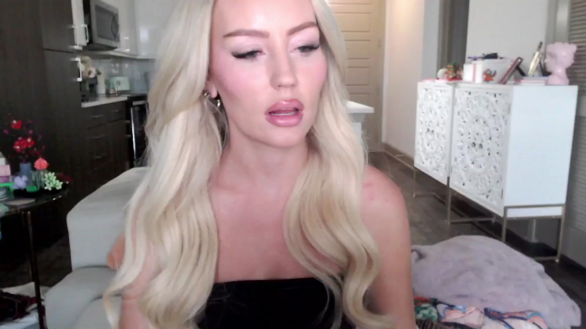Gallery image thumbnail from Officialelsa's myfreecams stream on, 10/16/2024, 23:10 image 12 of 20