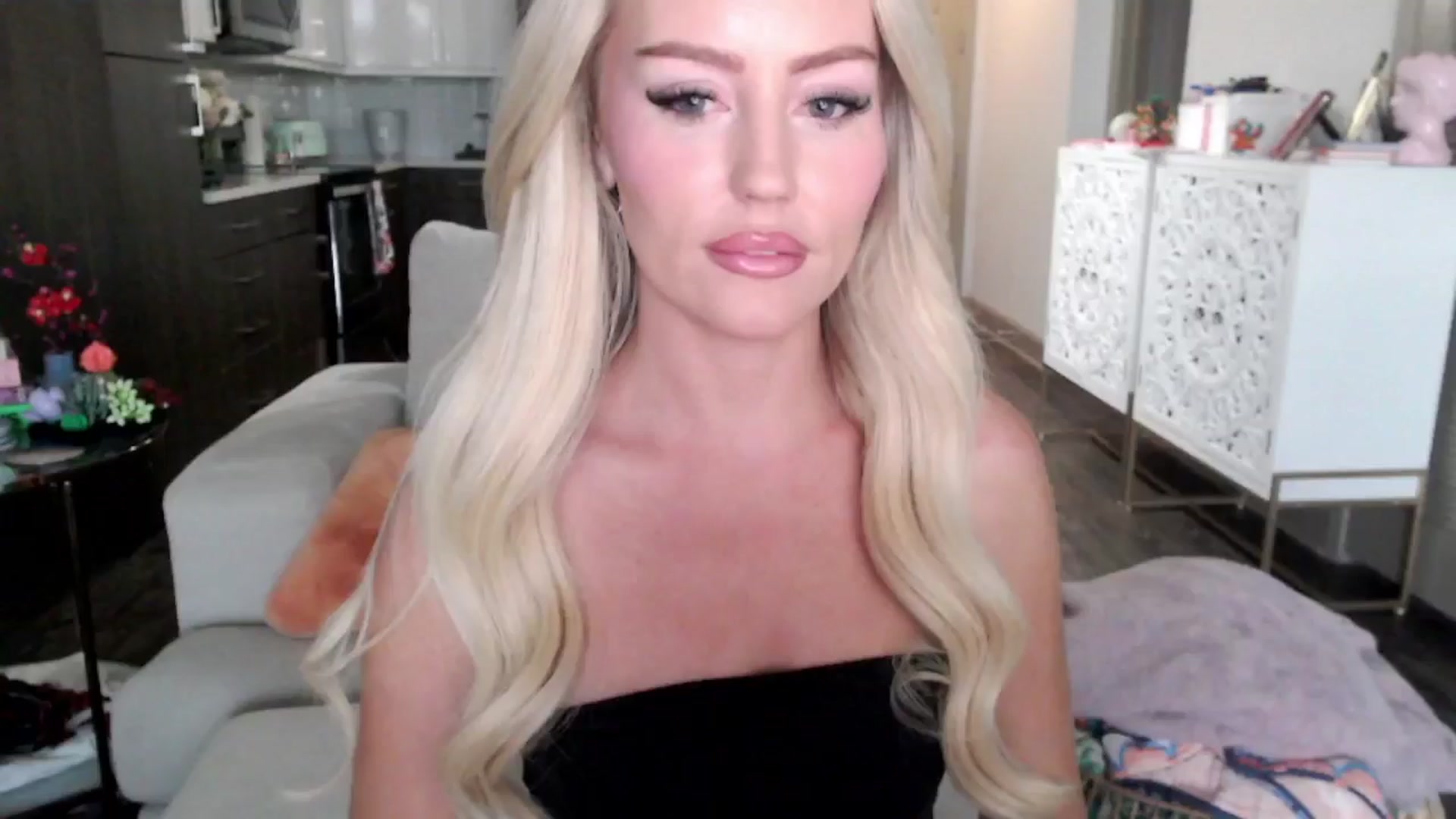 Gallery image thumbnail from Officialelsa's myfreecams stream on, 10/16/2024, 23:10 image 14 of 20