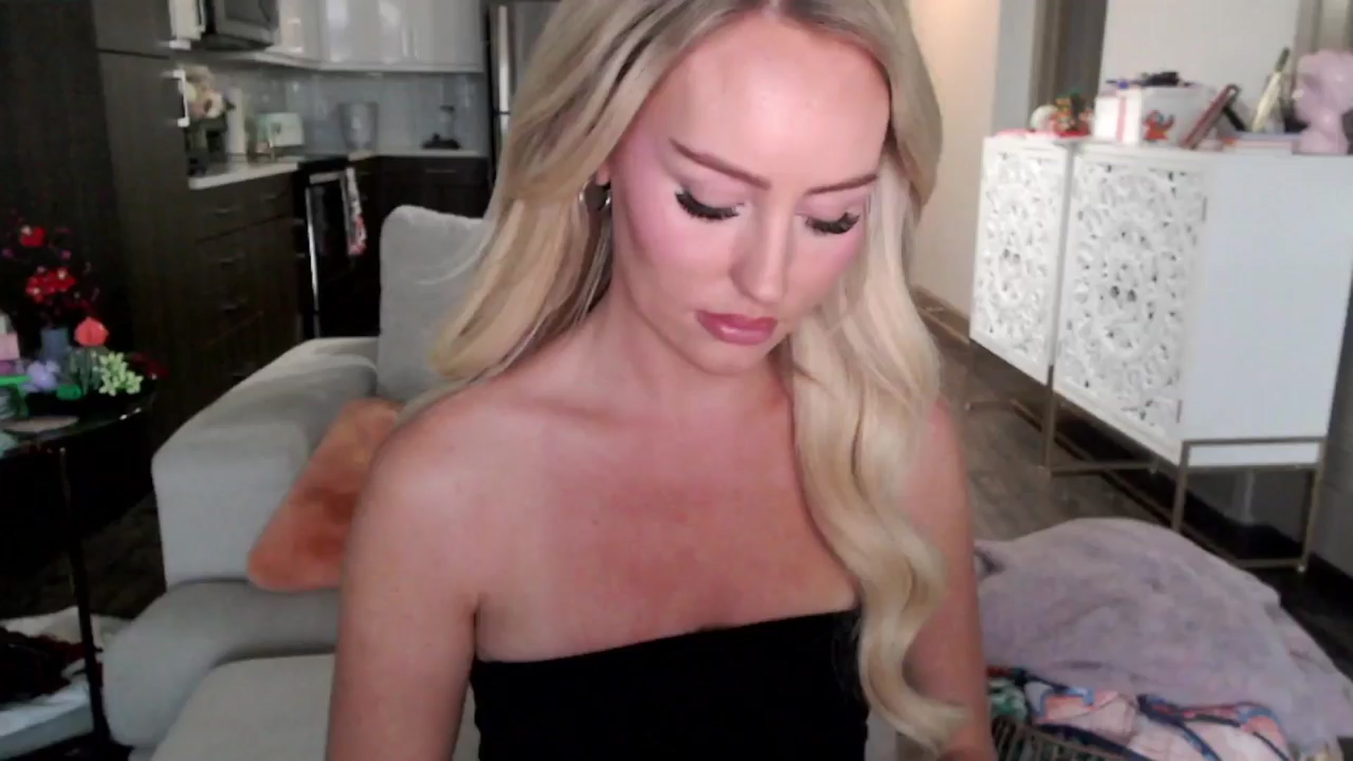 Gallery image thumbnail from Officialelsa's myfreecams stream on, 10/16/2024, 23:10 image 20 of 20