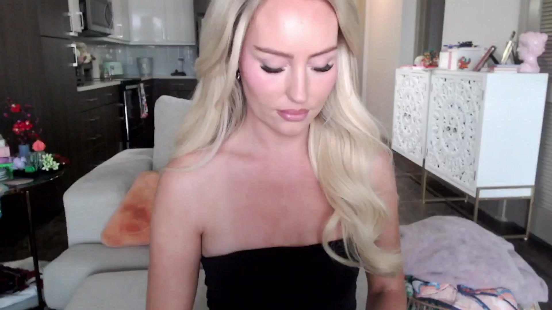 Gallery image thumbnail from Officialelsa's myfreecams stream on, 10/16/2024, 23:10 image 1 of 20