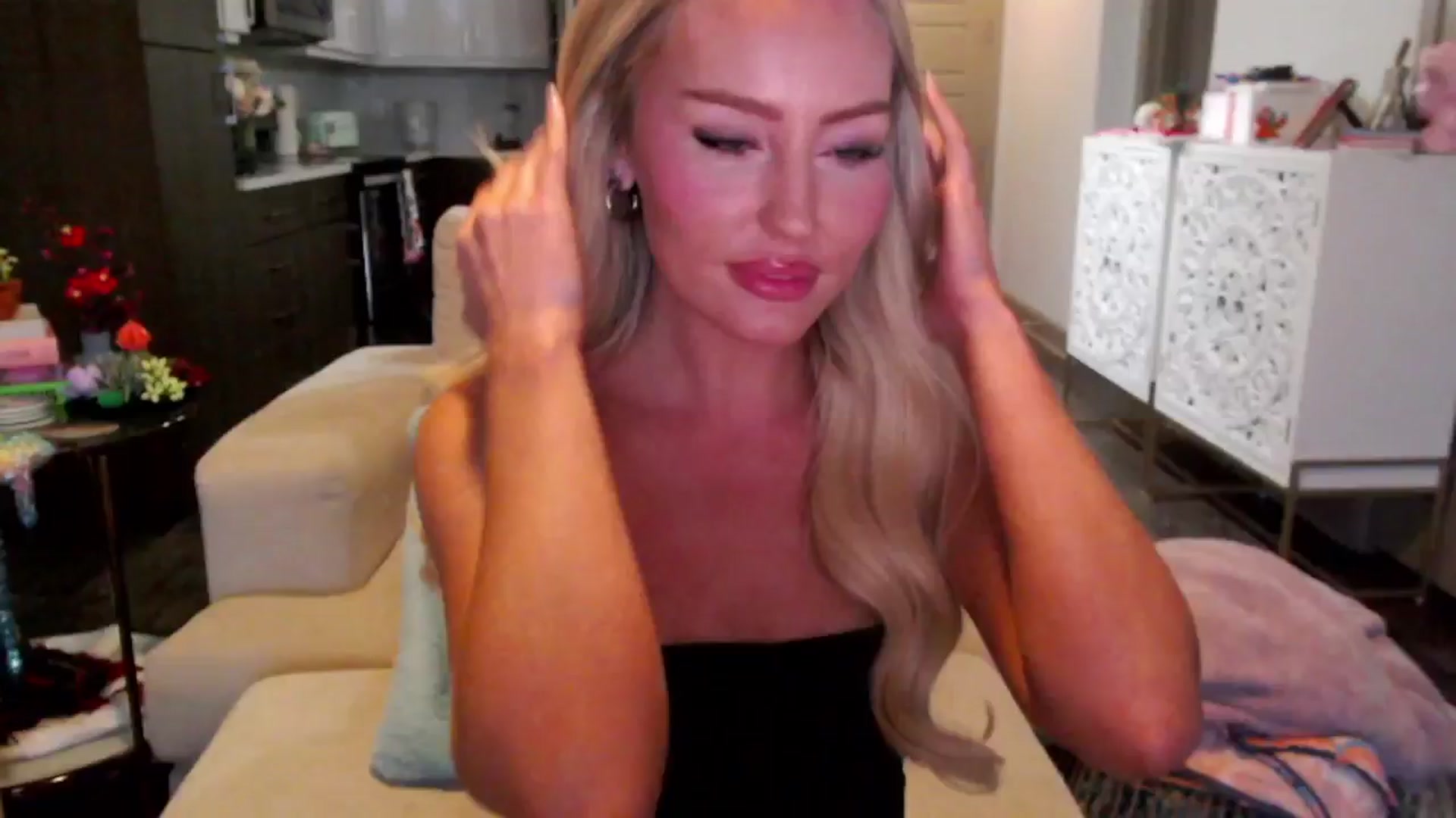 Gallery image thumbnail from Officialelsa's myfreecams stream on, 10/16/2024, 23:44 image 18 of 20