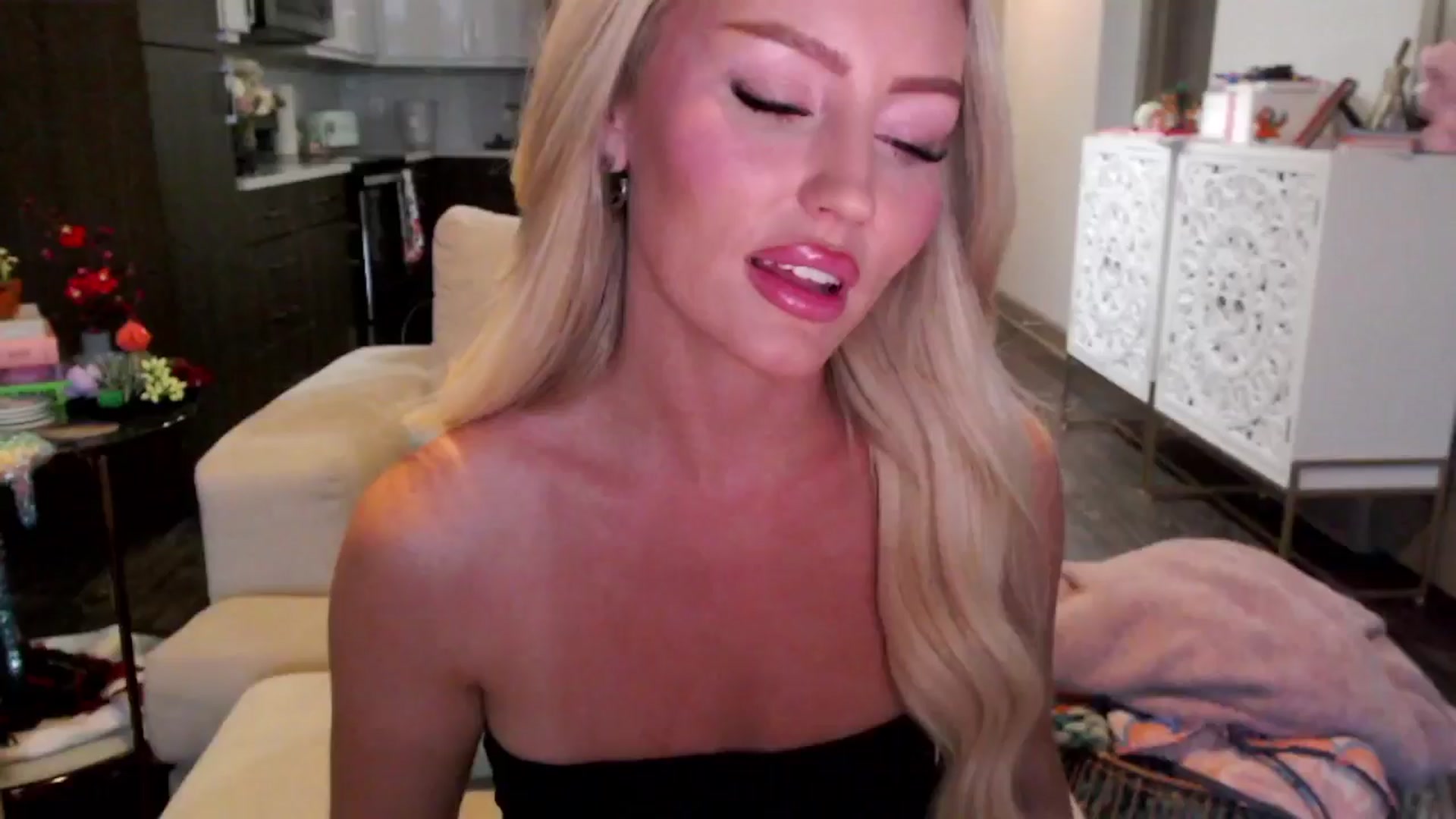 Gallery image thumbnail from Officialelsa's myfreecams stream on, 10/16/2024, 23:44 image 14 of 20