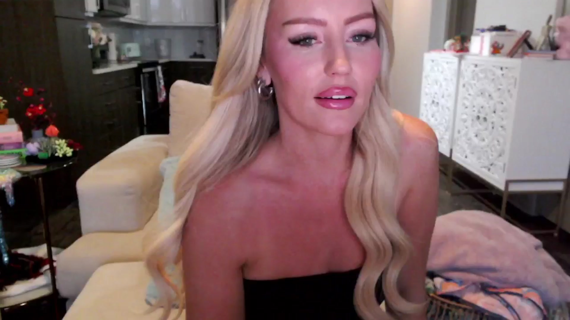 Gallery image thumbnail from Officialelsa's myfreecams stream on, 10/16/2024, 23:44 image 3 of 20