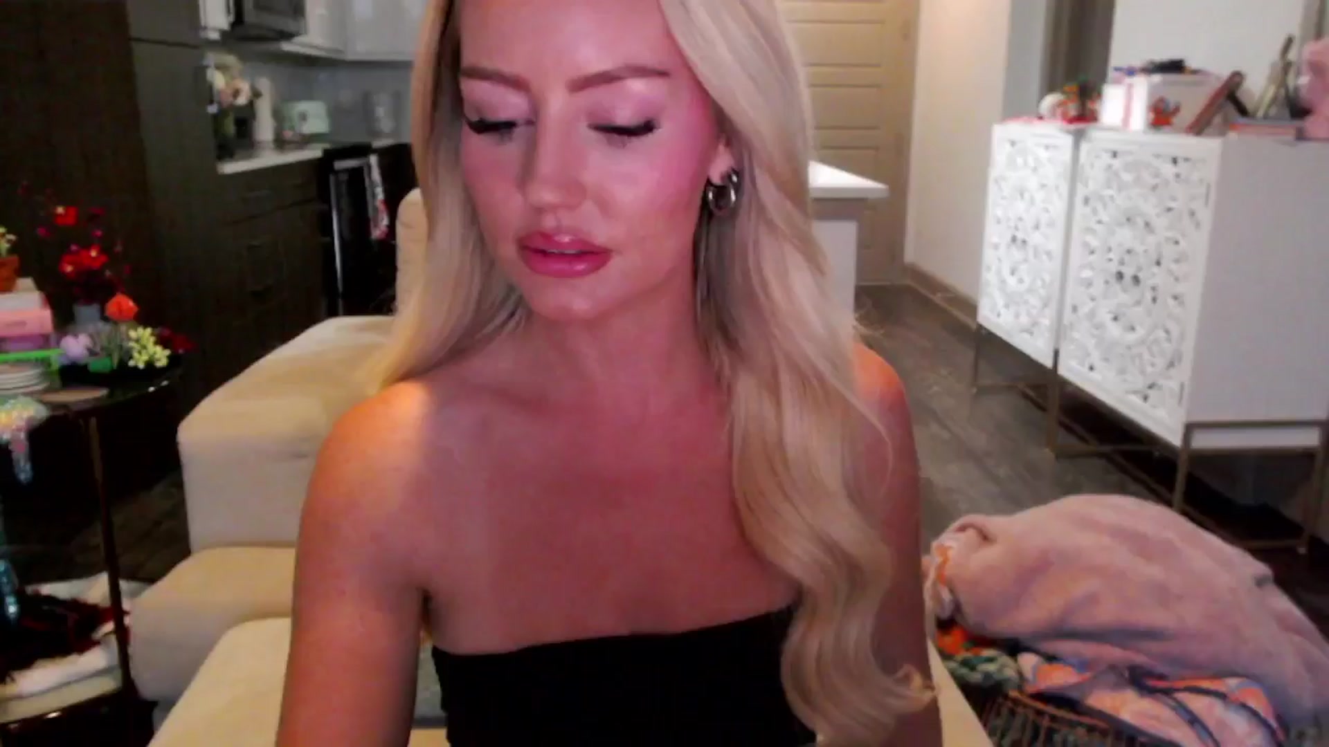 Gallery image thumbnail from Officialelsa's myfreecams stream on, 10/16/2024, 23:44 image 19 of 20