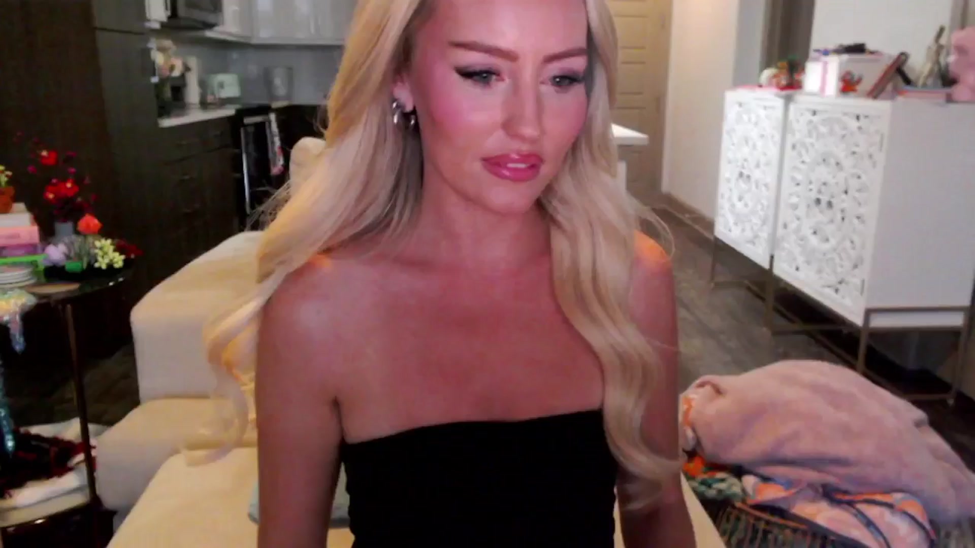 Gallery image thumbnail from Officialelsa's myfreecams stream on, 10/16/2024, 23:44 image 6 of 20