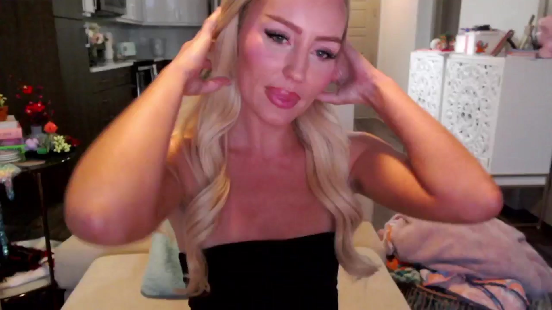 Gallery image thumbnail from Officialelsa's myfreecams stream on, 10/16/2024, 23:44 image 12 of 20