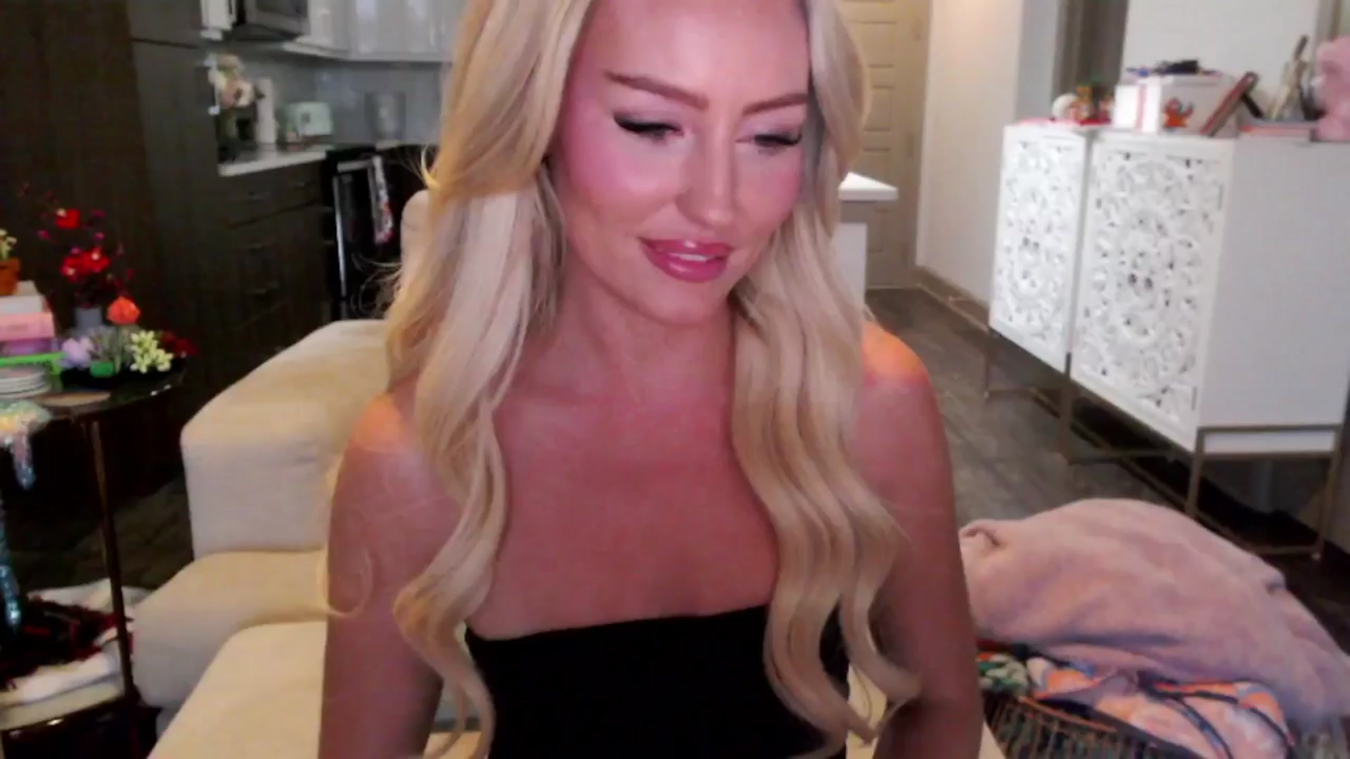 Gallery image thumbnail from Officialelsa's myfreecams stream on, 10/16/2024, 23:44 image 1 of 20