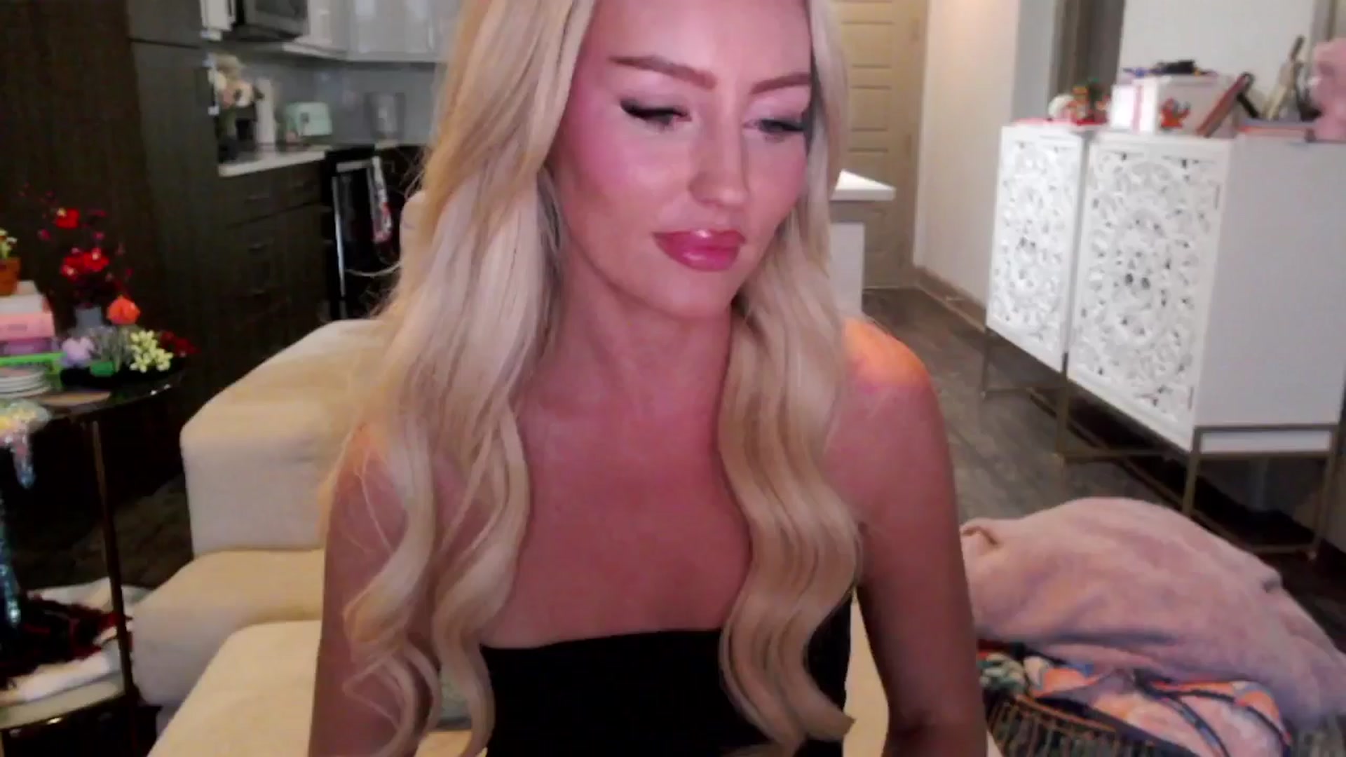 Gallery image thumbnail from Officialelsa's myfreecams stream on, 10/16/2024, 23:44 image 8 of 20