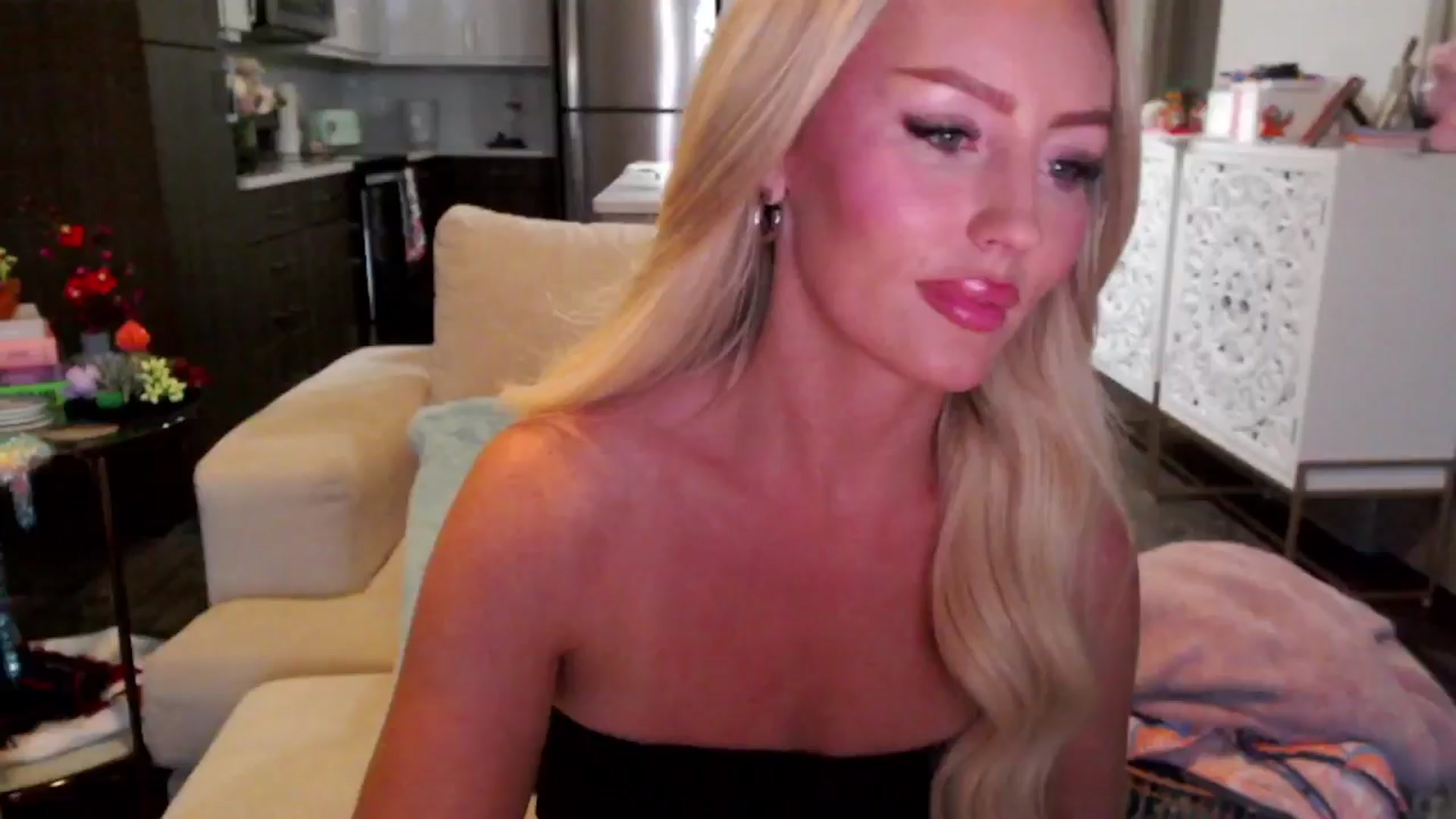 Gallery image thumbnail from Officialelsa's myfreecams stream on, 10/16/2024, 23:44 image 20 of 20