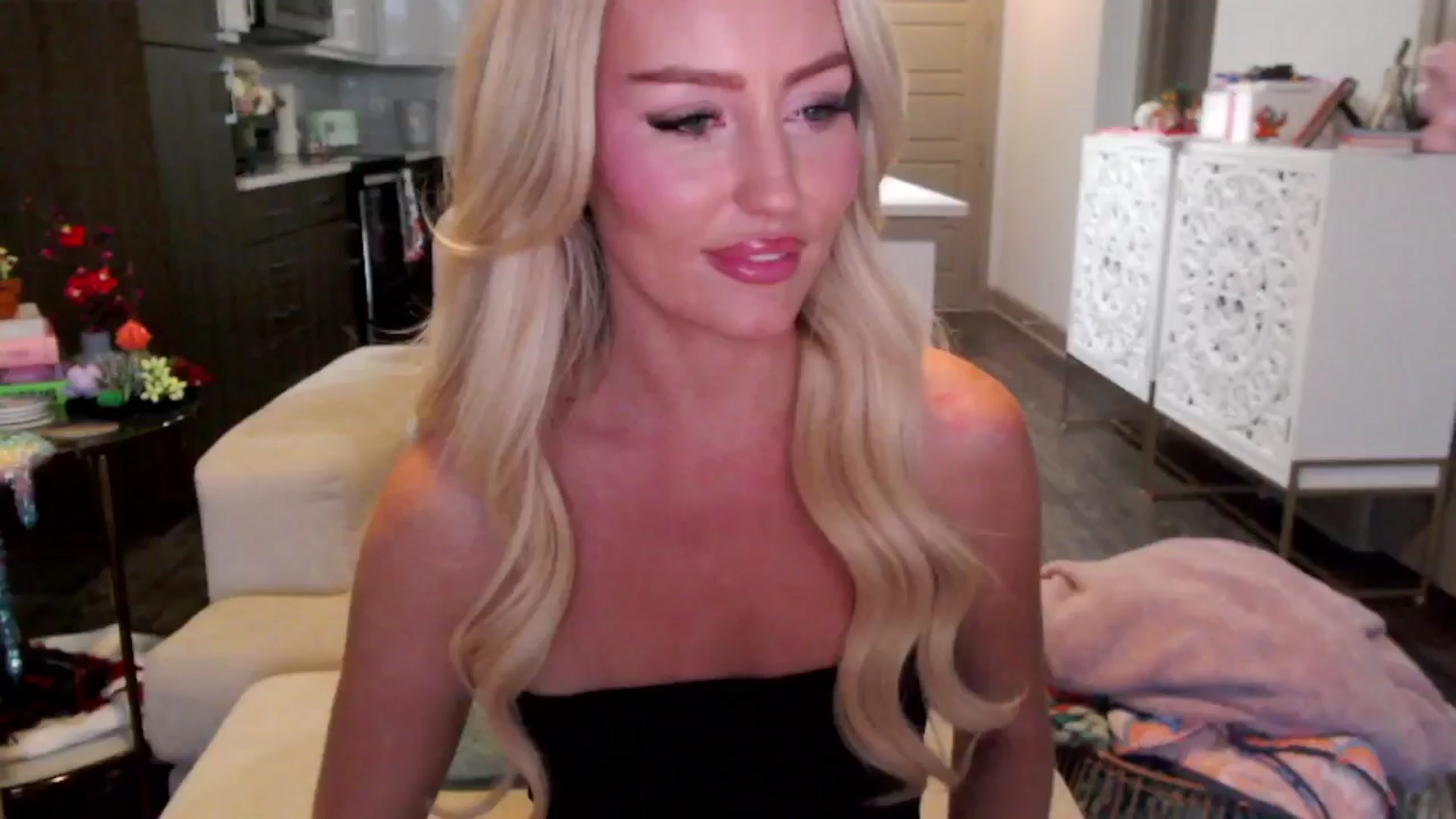 Gallery image thumbnail from Officialelsa's myfreecams stream on, 10/16/2024, 23:44 image 2 of 20