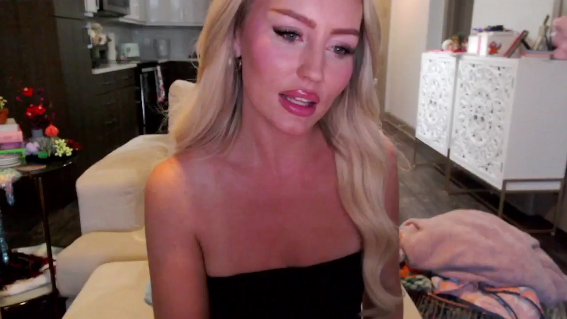 Gallery image thumbnail from Officialelsa's myfreecams stream on, 10/16/2024, 23:44 image 5 of 20
