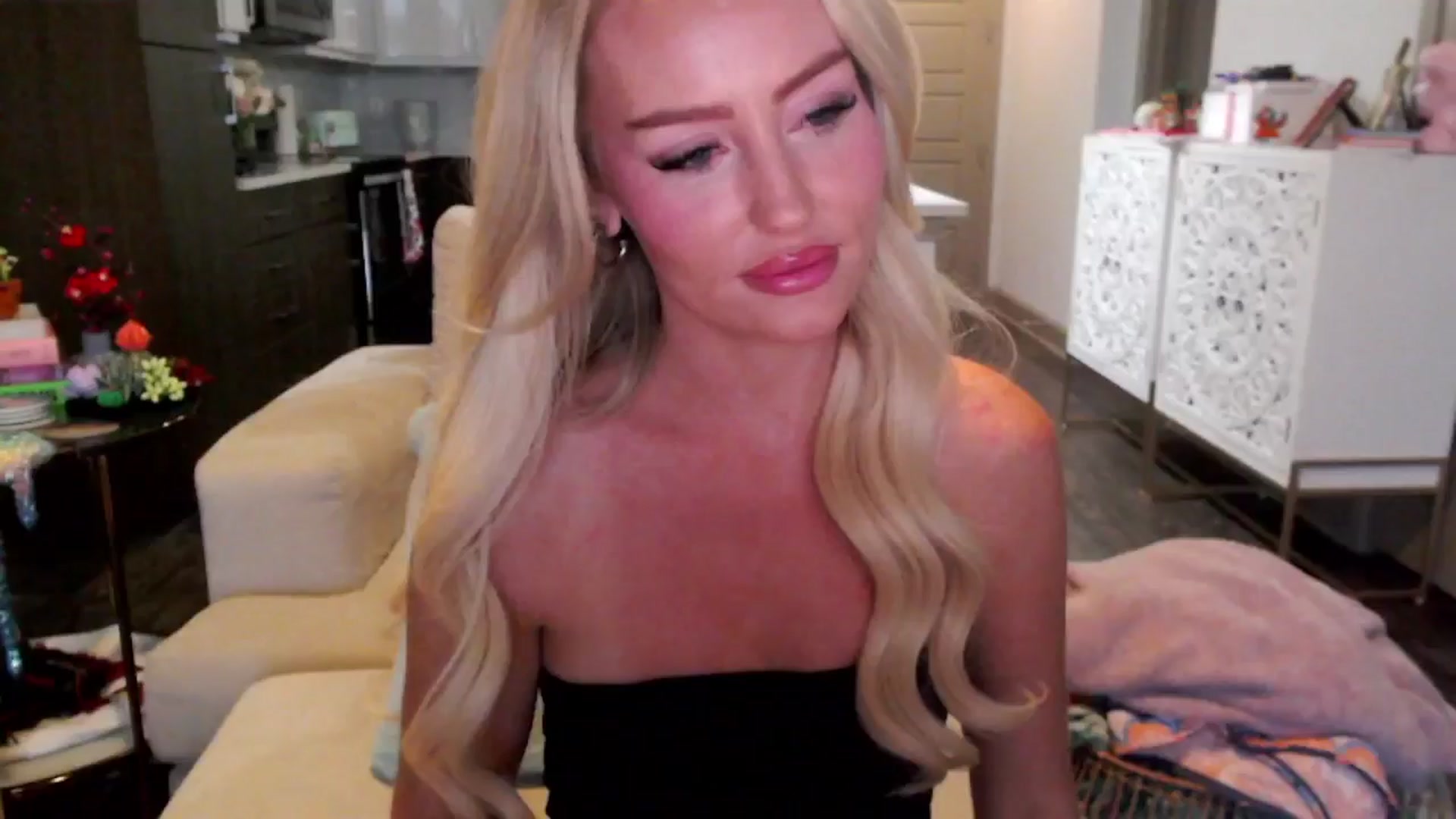 Gallery image thumbnail from Officialelsa's myfreecams stream on, 10/16/2024, 23:44 image 4 of 20