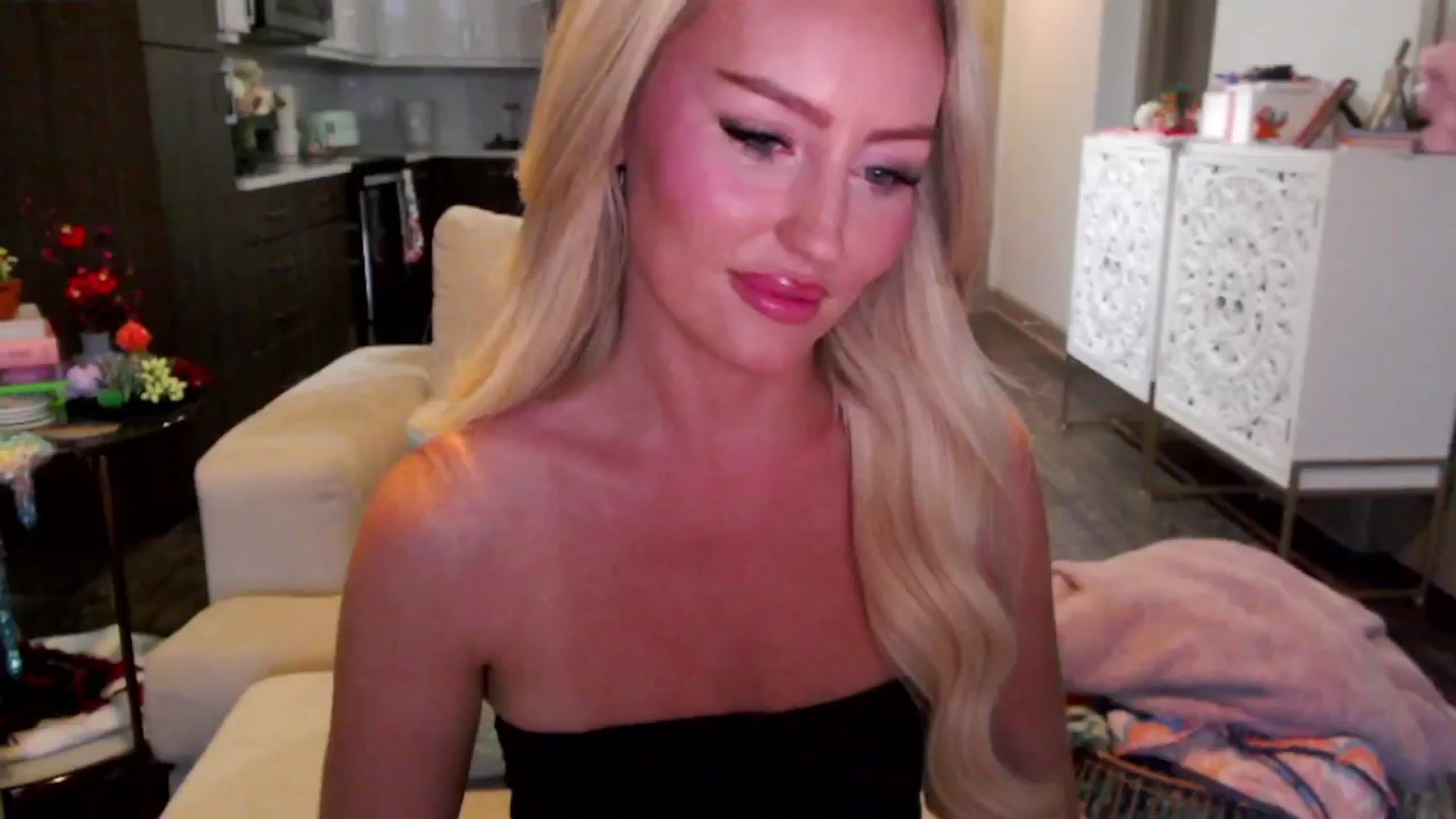 Gallery image thumbnail from Officialelsa's myfreecams stream on, 10/16/2024, 23:44 image 15 of 20