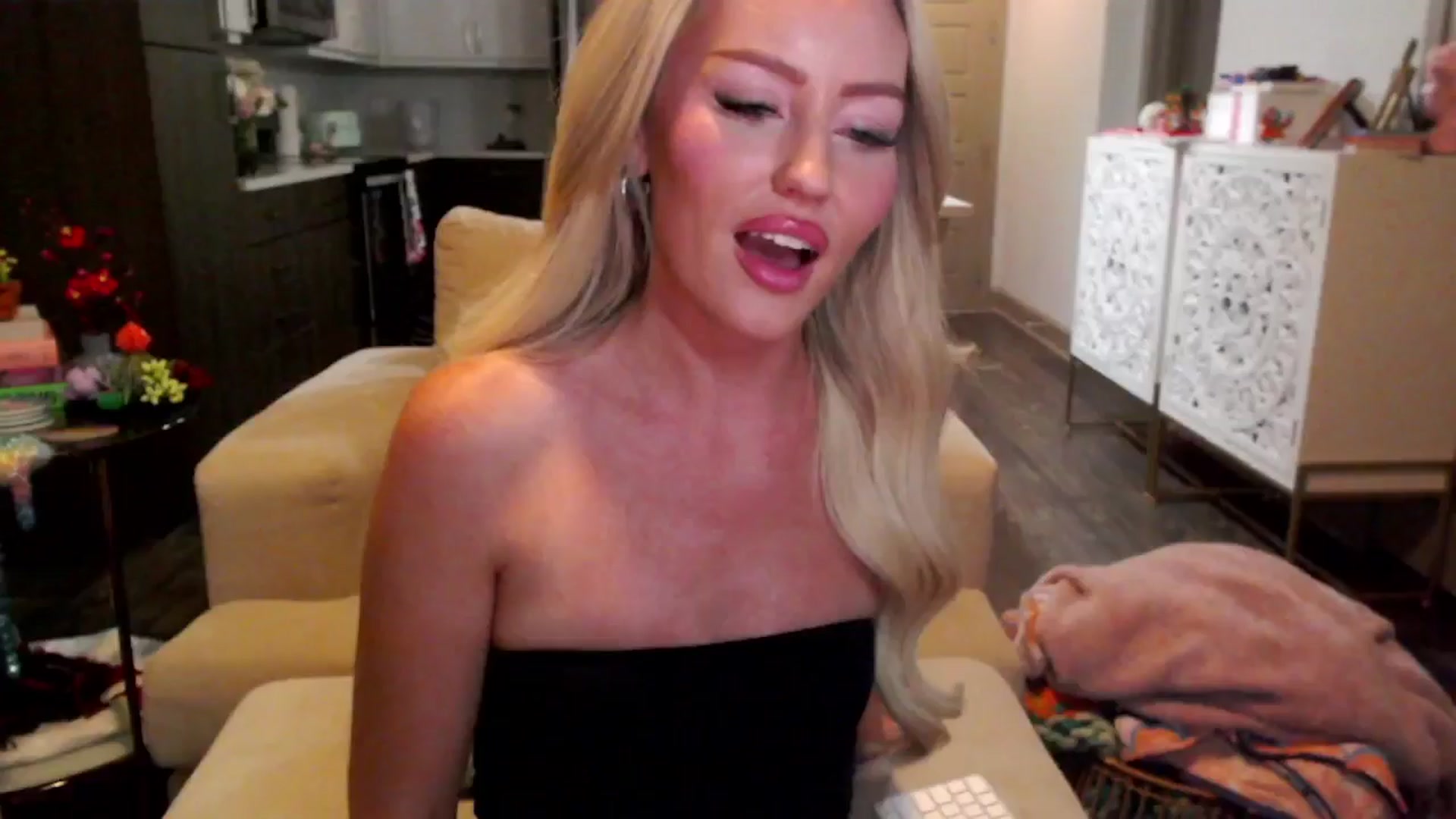 Gallery image thumbnail from Officialelsa's myfreecams stream on, 10/17/2024, 24:00 image 18 of 20
