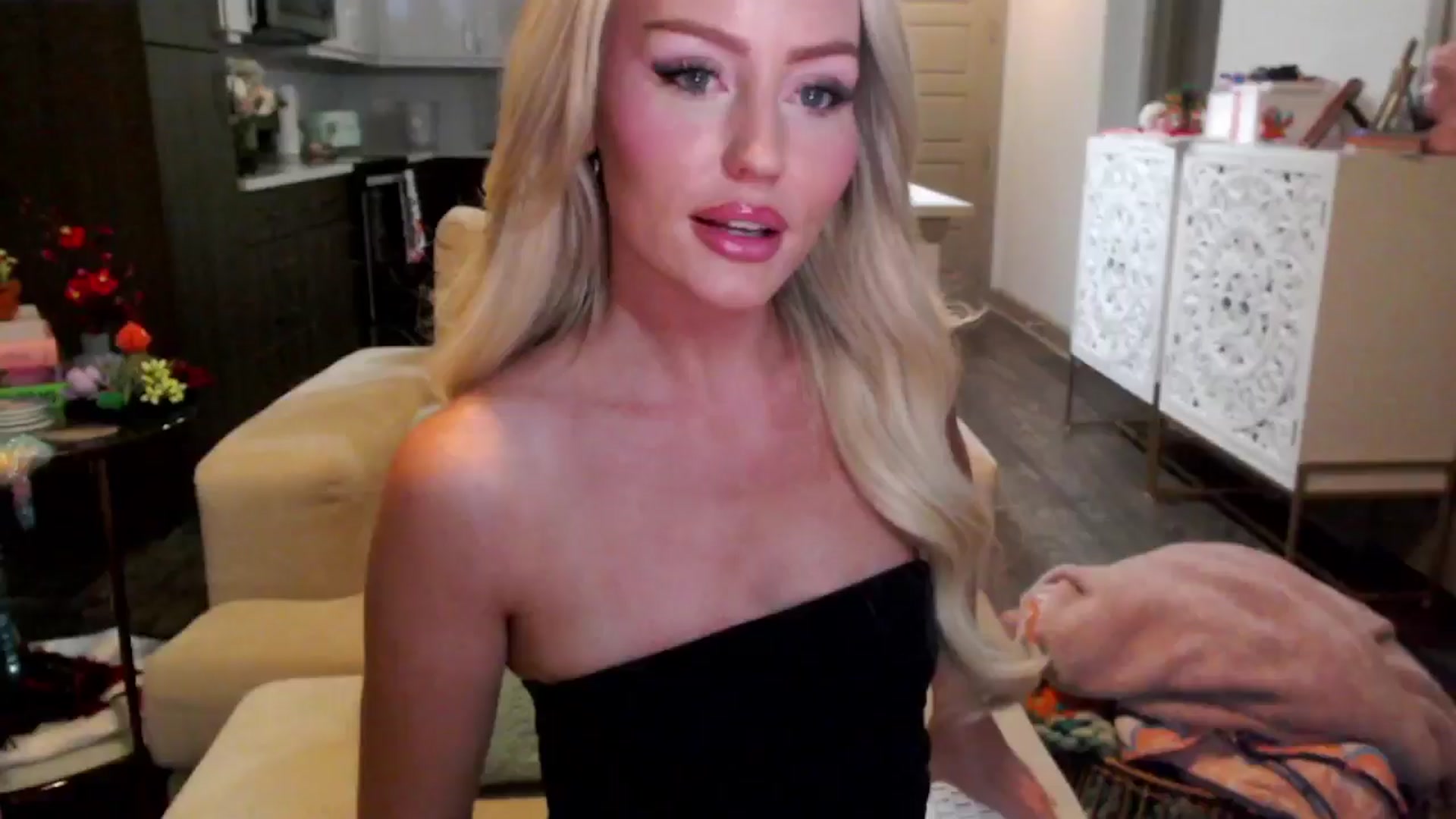 Gallery image thumbnail from Officialelsa's myfreecams stream on, 10/17/2024, 24:00 image 1 of 20