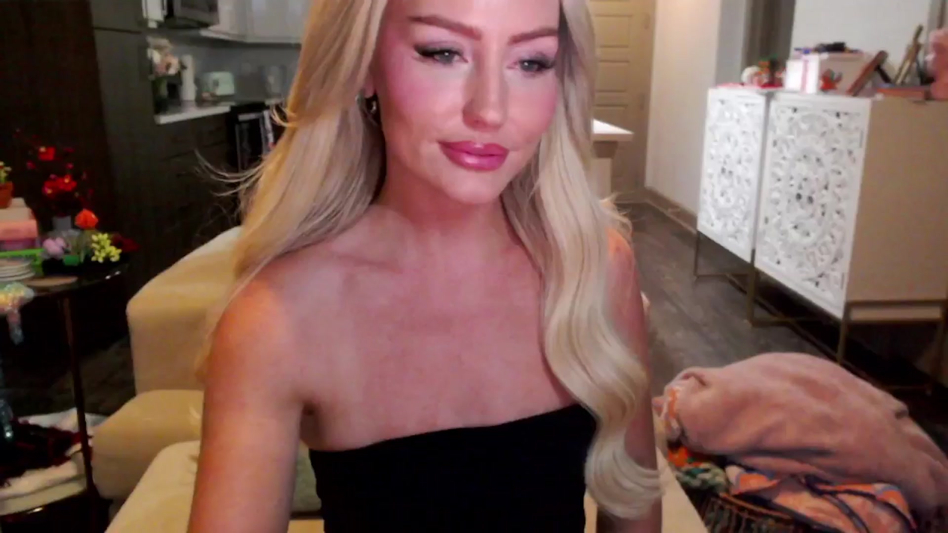 Gallery image thumbnail from Officialelsa's myfreecams stream on, 10/17/2024, 24:00 image 3 of 20