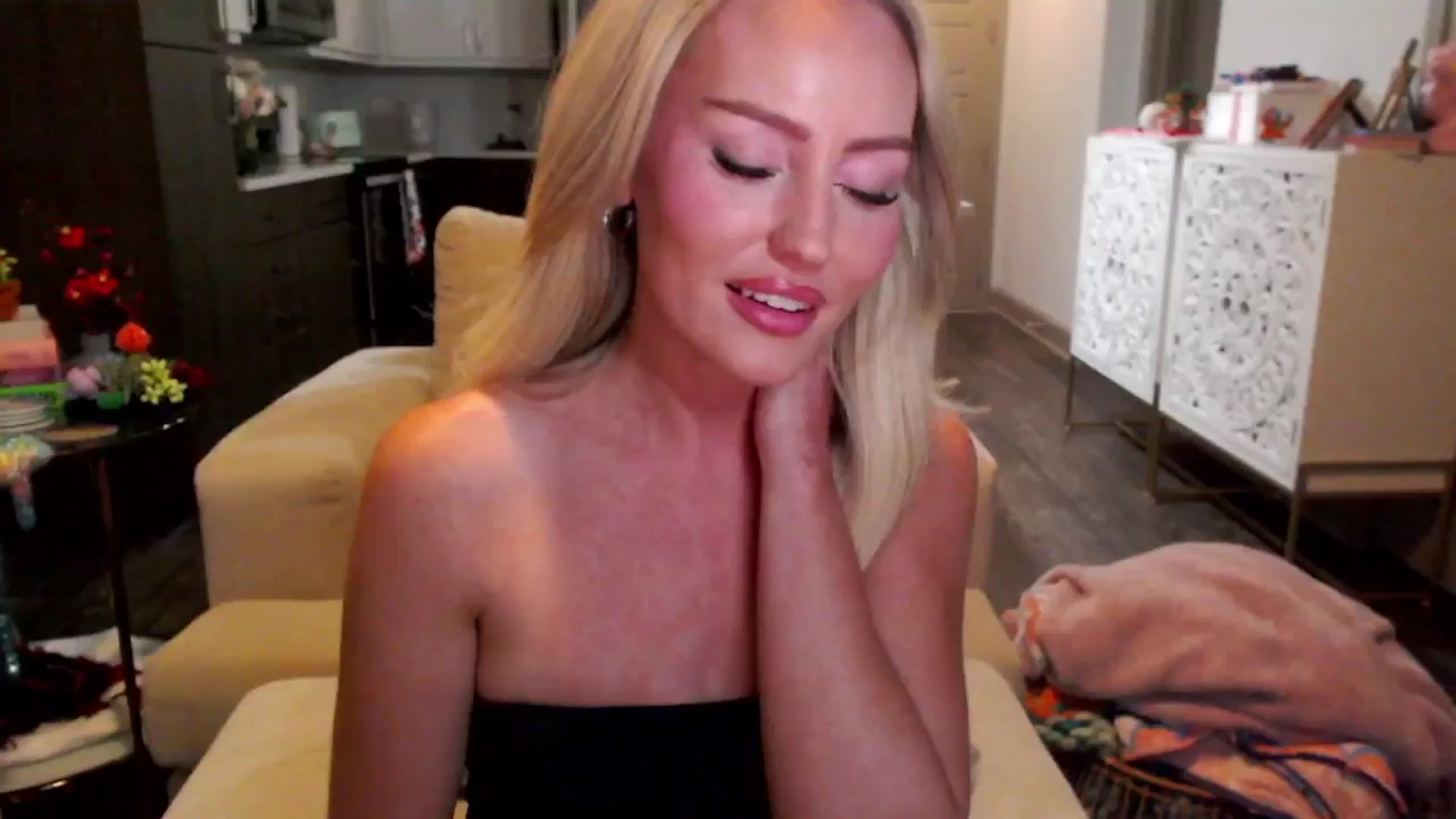 Gallery image thumbnail from Officialelsa's myfreecams stream on, 10/17/2024, 24:00 image 16 of 20