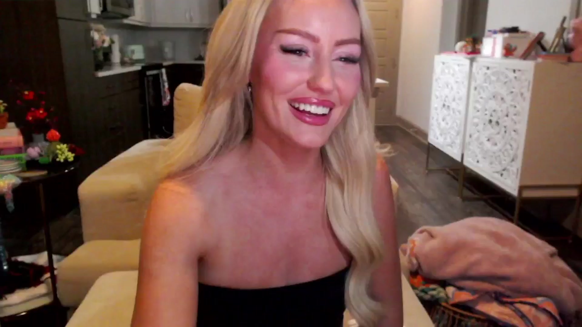 Gallery image thumbnail from Officialelsa's myfreecams stream on, 10/17/2024, 24:00 image 20 of 20