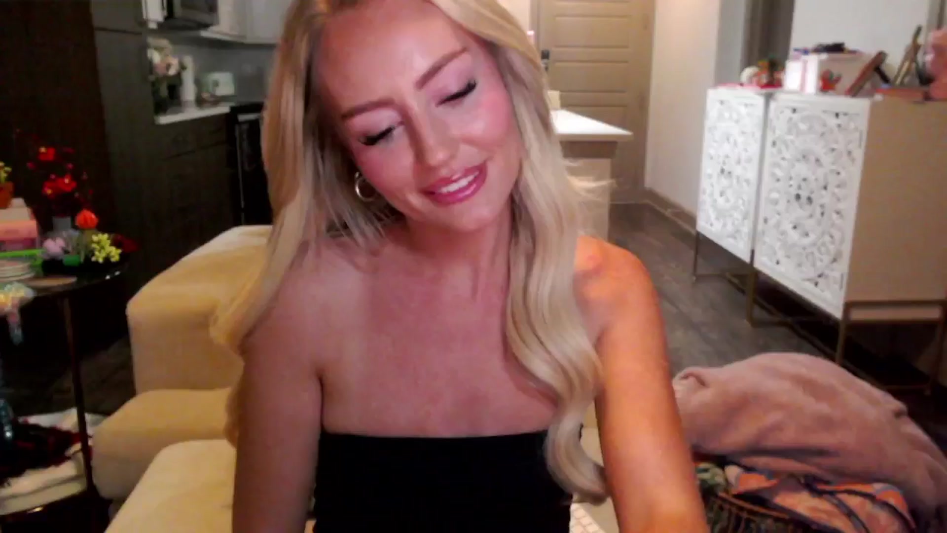 Gallery image thumbnail from Officialelsa's myfreecams stream on, 10/17/2024, 24:00 image 14 of 20