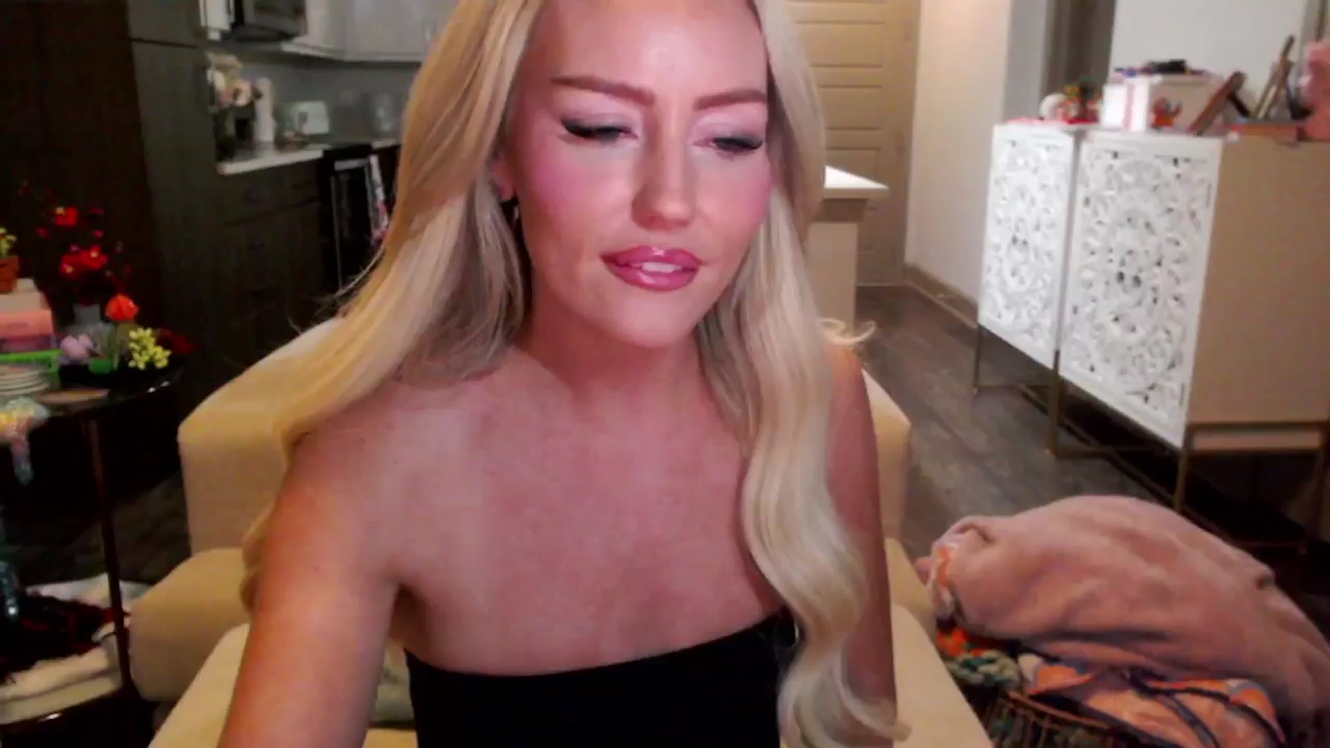 Gallery image thumbnail from Officialelsa's myfreecams stream on, 10/17/2024, 24:00 image 12 of 20