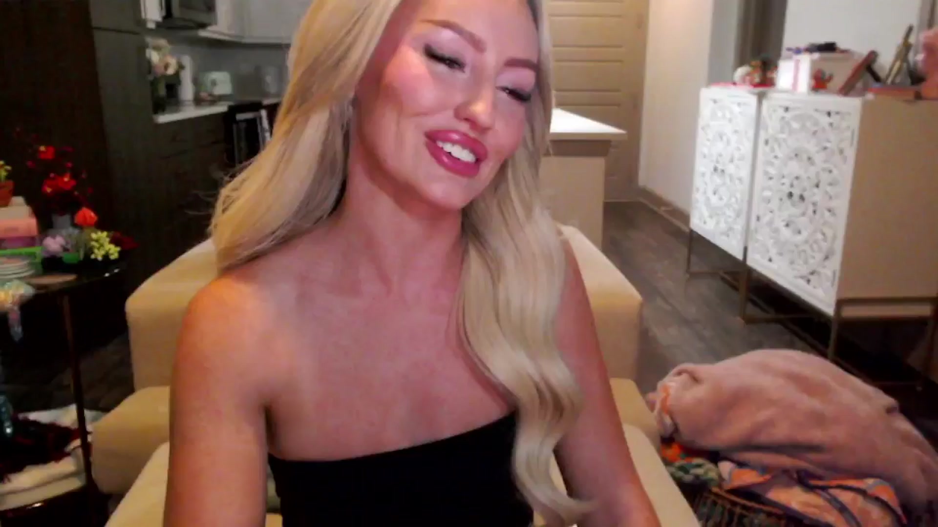 Gallery image thumbnail from Officialelsa's myfreecams stream on, 10/17/2024, 24:00 image 19 of 20