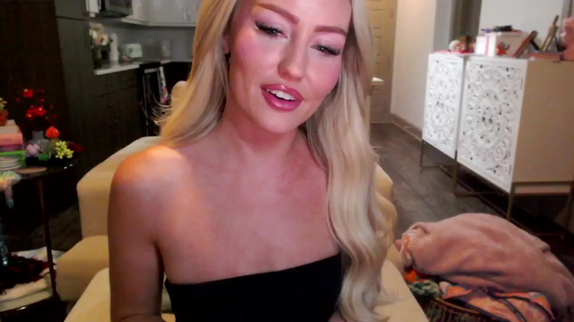 Gallery image thumbnail from Officialelsa's myfreecams stream on, 10/17/2024, 24:00 image 8 of 20