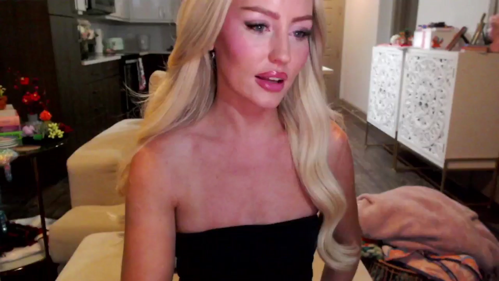Gallery image thumbnail from Officialelsa's myfreecams stream on, 10/17/2024, 24:00 image 4 of 20