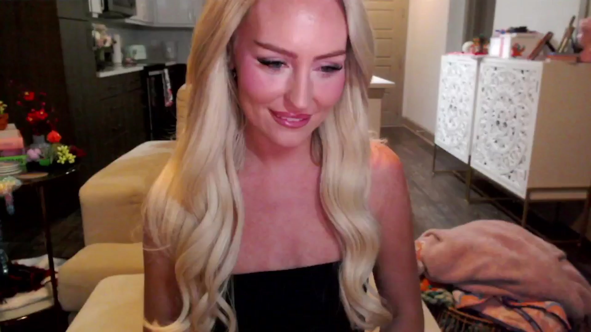 Gallery image thumbnail from Officialelsa's myfreecams stream on, 10/17/2024, 24:00 image 9 of 20