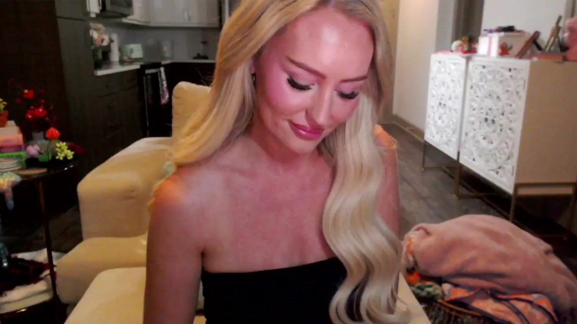 Gallery image thumbnail from Officialelsa's myfreecams stream on, 10/17/2024, 24:00 image 11 of 20