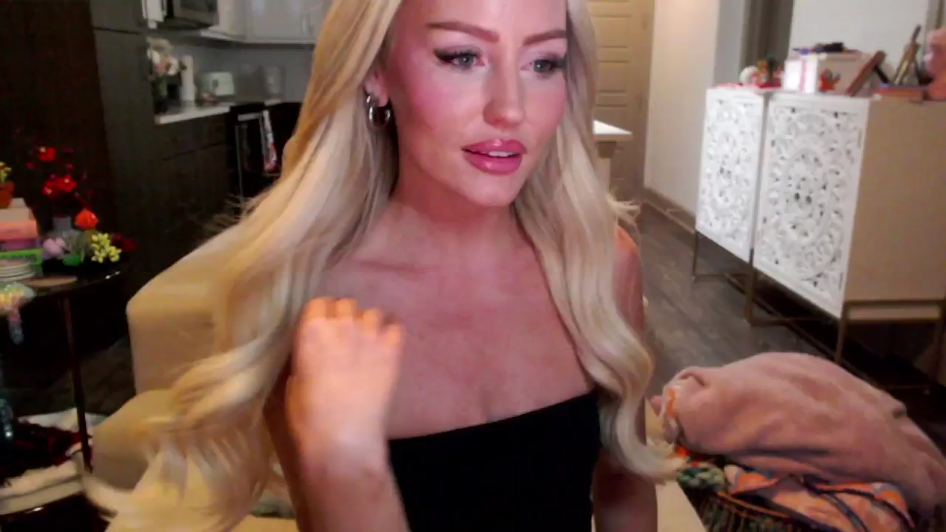 Gallery image thumbnail from Officialelsa's myfreecams stream on, 10/17/2024, 24:00 image 5 of 20